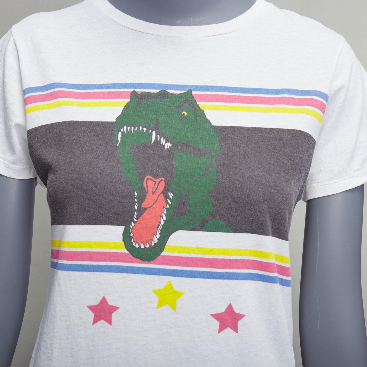 SAINT LAURENT 2016 T Rex Dino Vintage gewaschen Druck weißes T-Shirt XS
Referenz: YIKK/A00111
Marke: Saint Laurent
Collection'S: 2016
MATERIAL: Baumwolle
Farbe: Weiß, Multicolour
Muster: Karikatur
Verschluss: Pullover
Zusätzliche Details: Voile aus