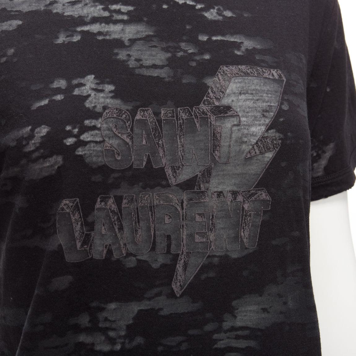 Saint Laurent 2017 nero Devore Lightning Bolt logo stampato tshirt XS
Riferimento: AAWC/A00756
Marchio: Saint Laurent
Stilista: Anthony Vaccarello
Collezione: 2017
Materiale: Cotone, misto
Colore: nero
Modello: Camouflage
Chiusura: Slip On
Dettagli