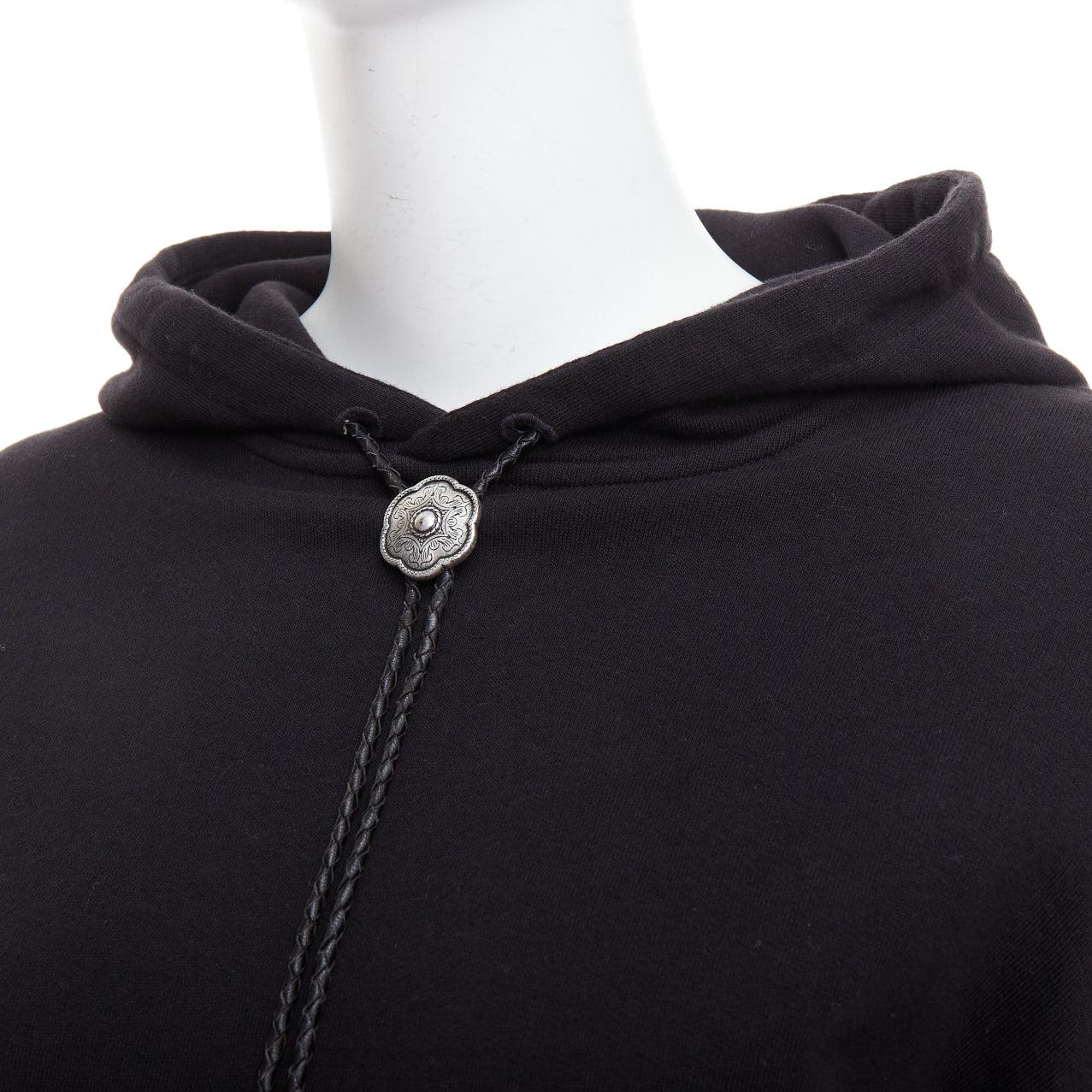 SAINT LAURENT 2018 black cotton silver cowboy drawstring hoodie M
Reference: NKLL/A00314
Brand: Saint Laurent
Designer: Anthony Vaccarello
Collection: 2018
Material: Cotton
Color: Black, Silver
Pattern: Solid
Closure: Pullover
Extra Details: Black