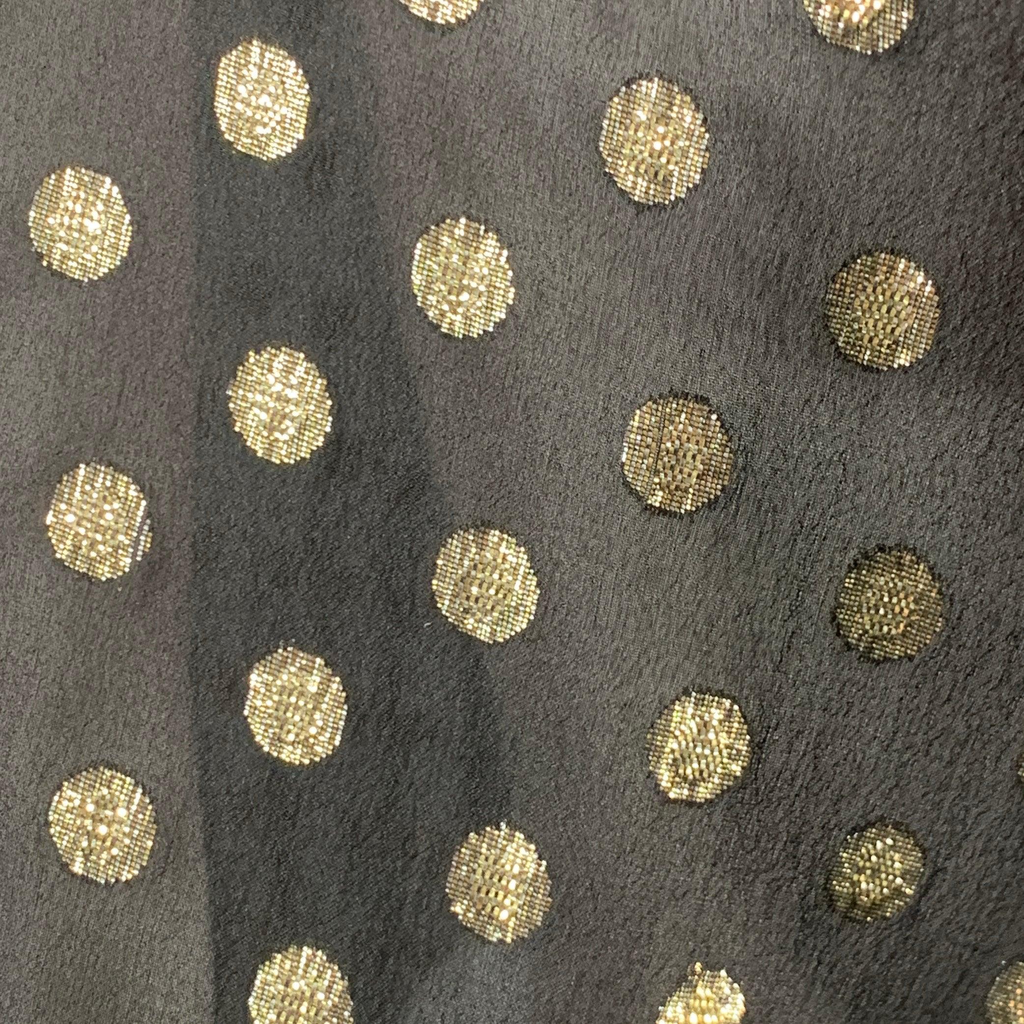 Cape SAINT LAURENT 2018
en mousseline de soie mélangée noire, avec un design à volants et un motif de points métalliques, et une double fermeture à nouer.Excellent état d'occasion. 

Marqué :   taille non indiquée 

Mesures : 
 
Épaule : 16 pouces