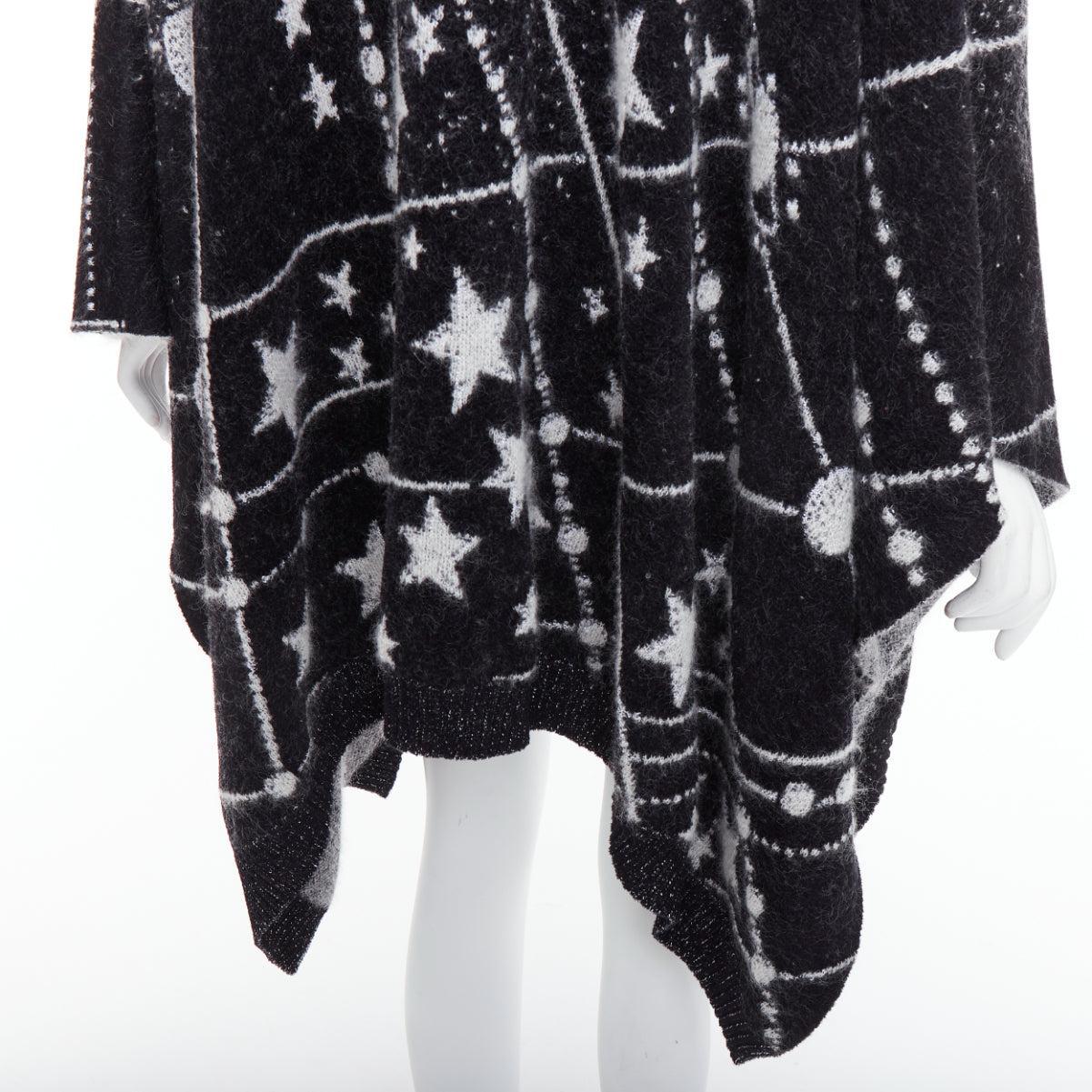 SAINT LAURENT 2018 Constellation black white astrology intarsia poncho cape S
Reference: NKLL/A00313
Brand: Saint Laurent
Designer: Anthony Vaccarello
Model: Constellation
Collection: 2018
Material: Viscose, Blend
Color: Black, White
Pattern: