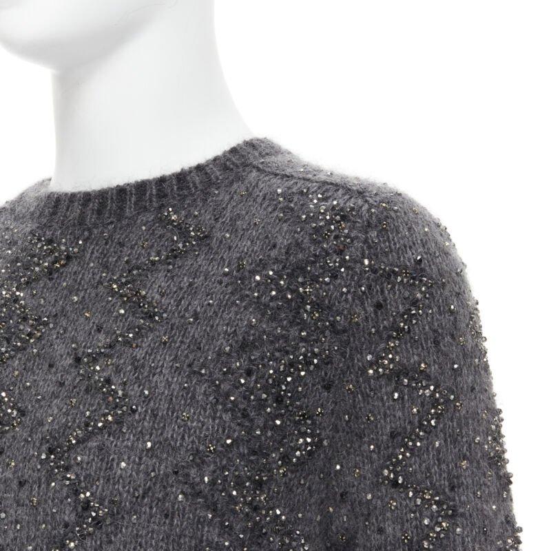 SAINT LAURENT 2018 Pullover aus Mohairwolle mit Kristallen und Strasssteinen verziert M
Referenz: TGAS/B01701
Marke: Saint Laurent
Designer: Anthony Vaccarello
Modell: Pullover mit Kristallverzierung
MATERIAL: Wolle, Mohair
Farbe: Grau
Muster: