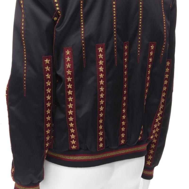 SAINT LAURENT 2018 Teddy, bomber in raso con stelle dorate, EU52 XL
Riferimento: TGAS/B01674
Marchio: Saint Laurent
Stilista: Anthony Vaccarello
Modello: Bomber con ricamo Teddy
Collezione: 2018 - Pista
Materiale: Raso
Colore: Nero, Rosso
Modello: