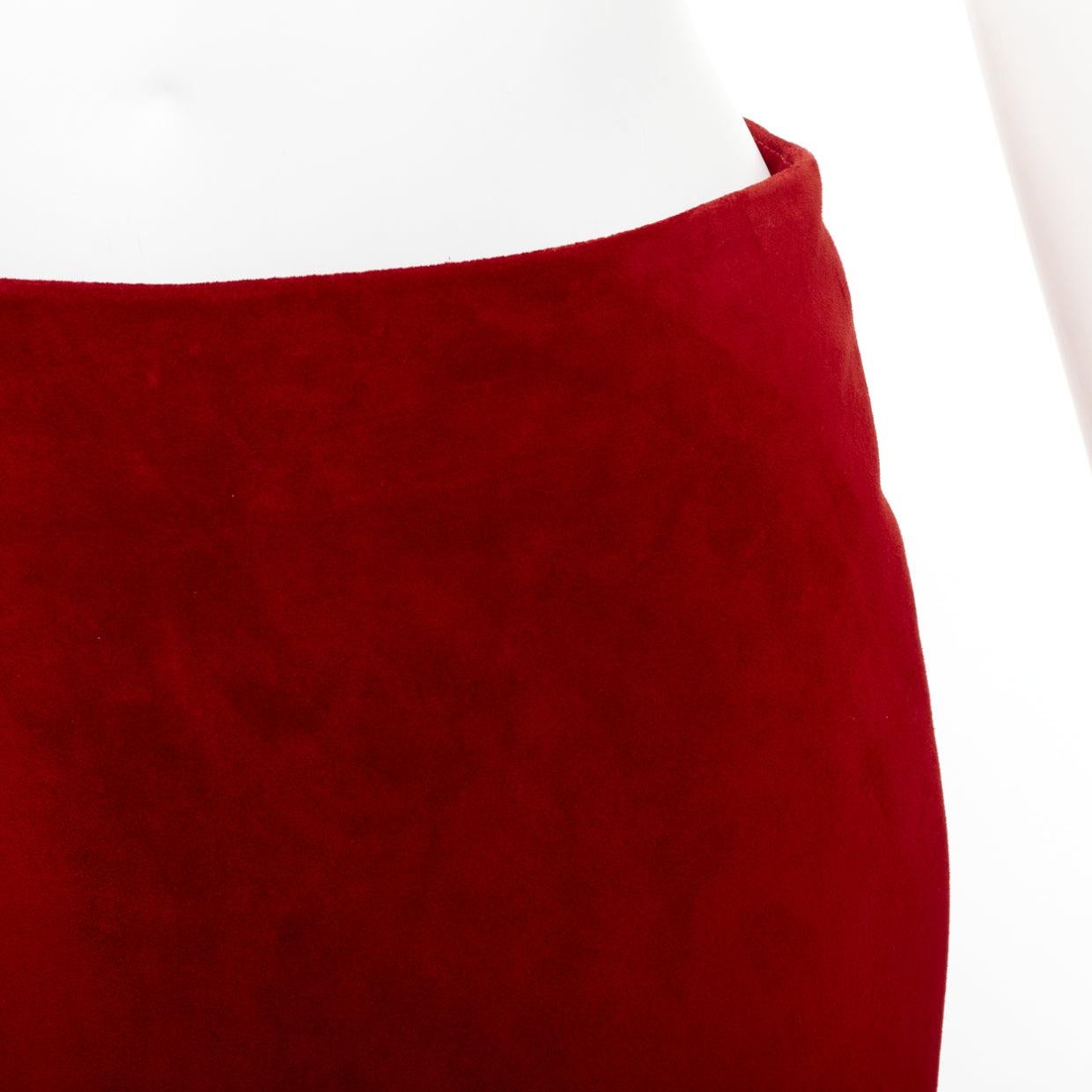 SAINT LAURENT 2019 mini jupe en cuir velours rouge à dosserets FR38 M
Référence : NKLL/A00385
Marque : Saint Laurent
Designer : Anthony Vaccarello
Collection : 2019
MATERIAL : Suède
Couleur : Rouge
Motif : Solide
Fermeture : Zip
Doublure : Tissu