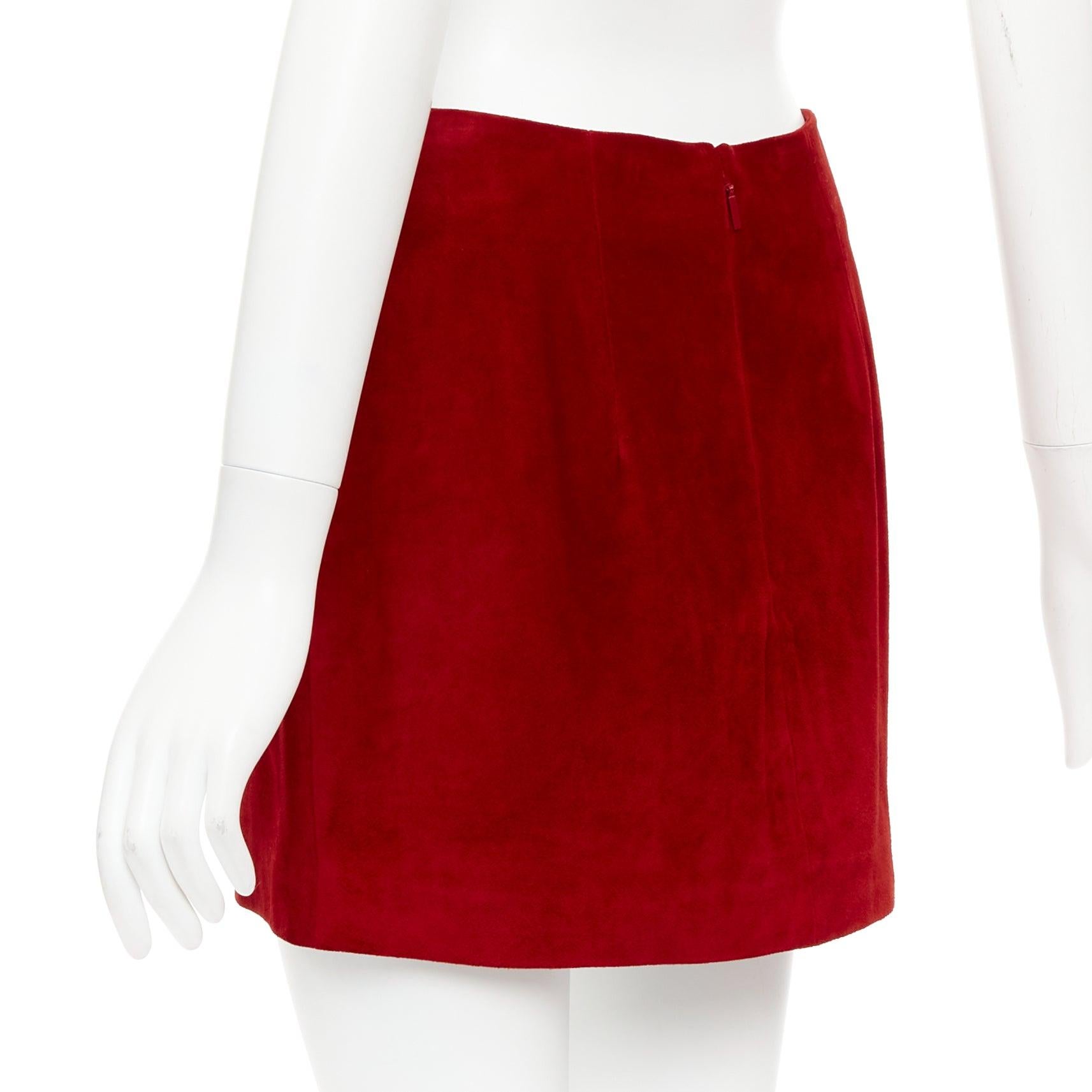 SAINT LAURENT 2019 mini jupe en cuir velours rouge à dosserets FR38 M en vente 2
