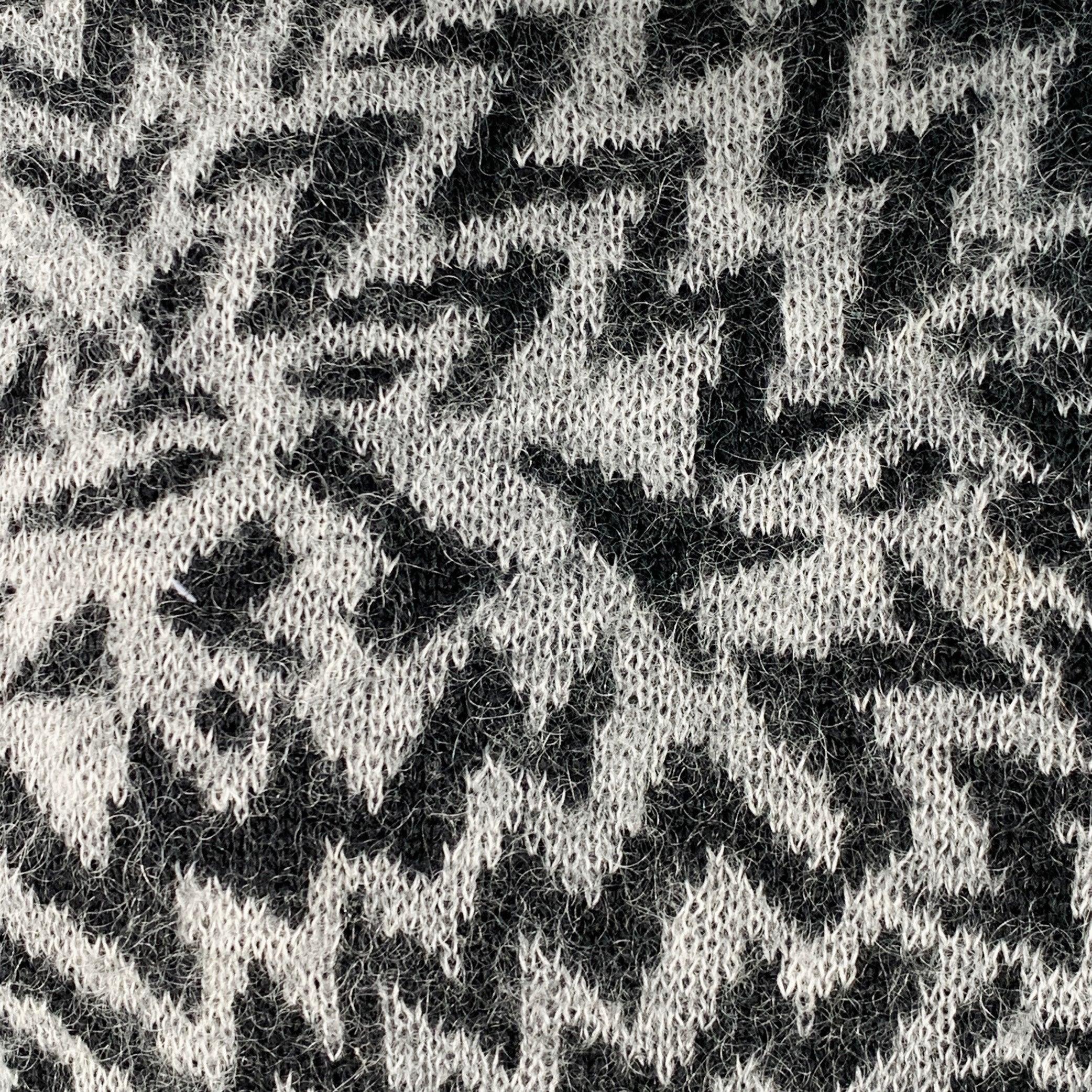 Maglione SAINT LAURENT by ANTHONY VACCARELLO 2019
in maglia di misto lana grigia e nera con un design a zig zag all over, maniche lunghe e girocollo. Made in Italy.Buone condizioni di usato. Moderati segni sul davanti e sulla manica, che sono un po'