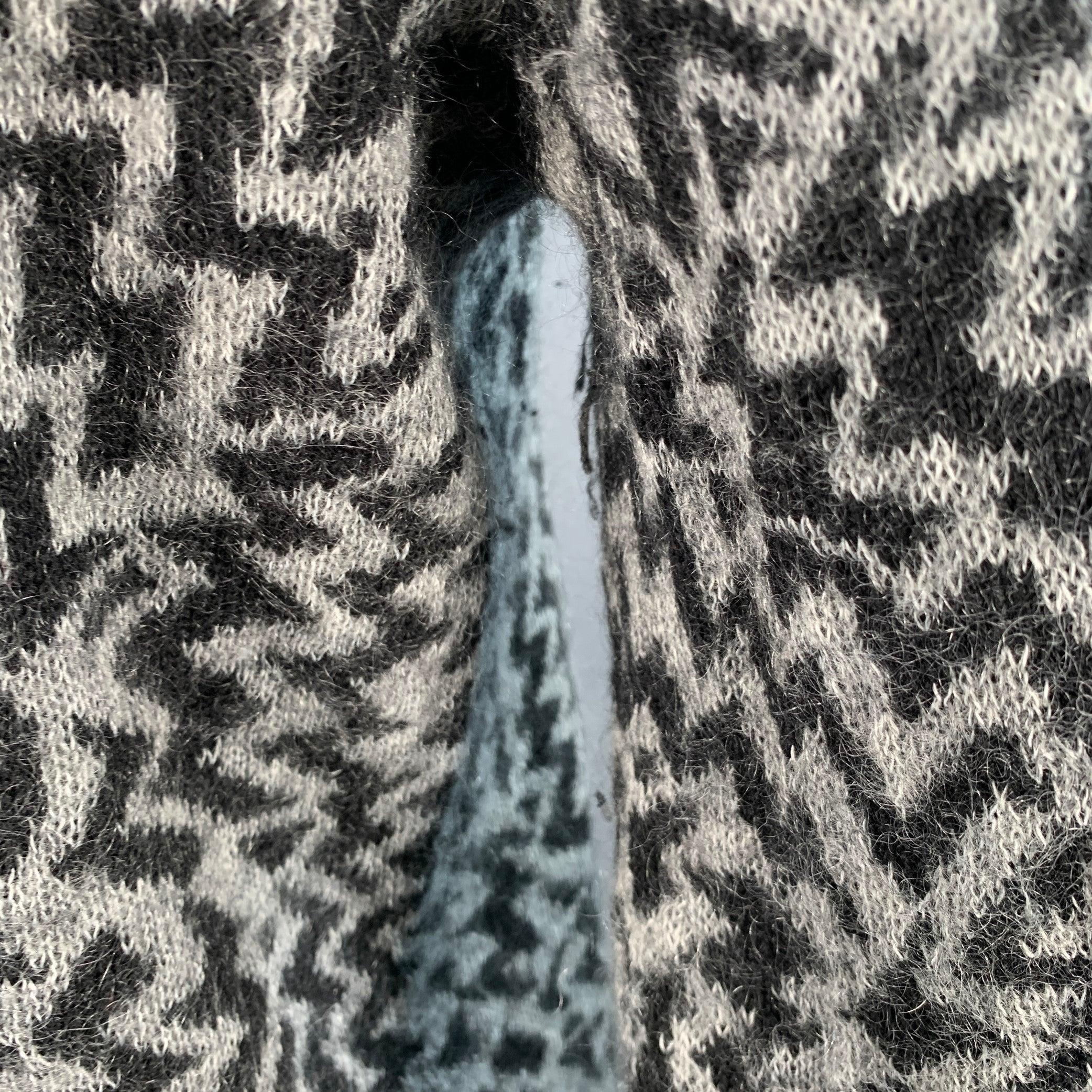 SAINT LAURENT 2019 Taglia L Grigio Nero Zig Zag Maglione a girocollo in misto lana in vendita 3