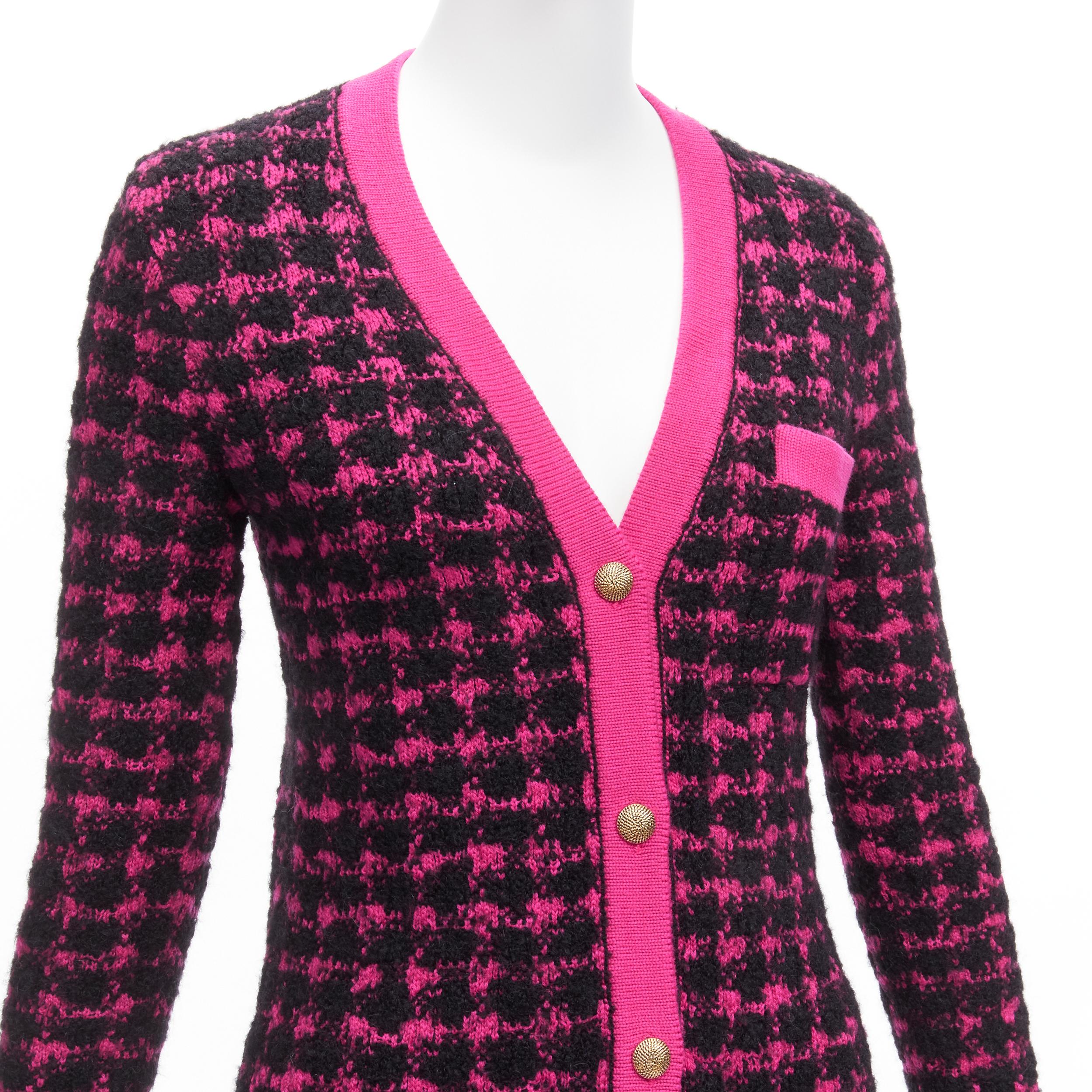 SAINT LAURENT 2021 noir rose pied de poule  Veste cardigan à capuche en laine alpaca XS
Référence : AAWC/A00462
Marque : Saint Laurent
Designer : Anthony Vaccarello
Collectional : 2021
MATERIAL : Laine, Alpaga, Mélange
Couleur : rose, noir
Motif :