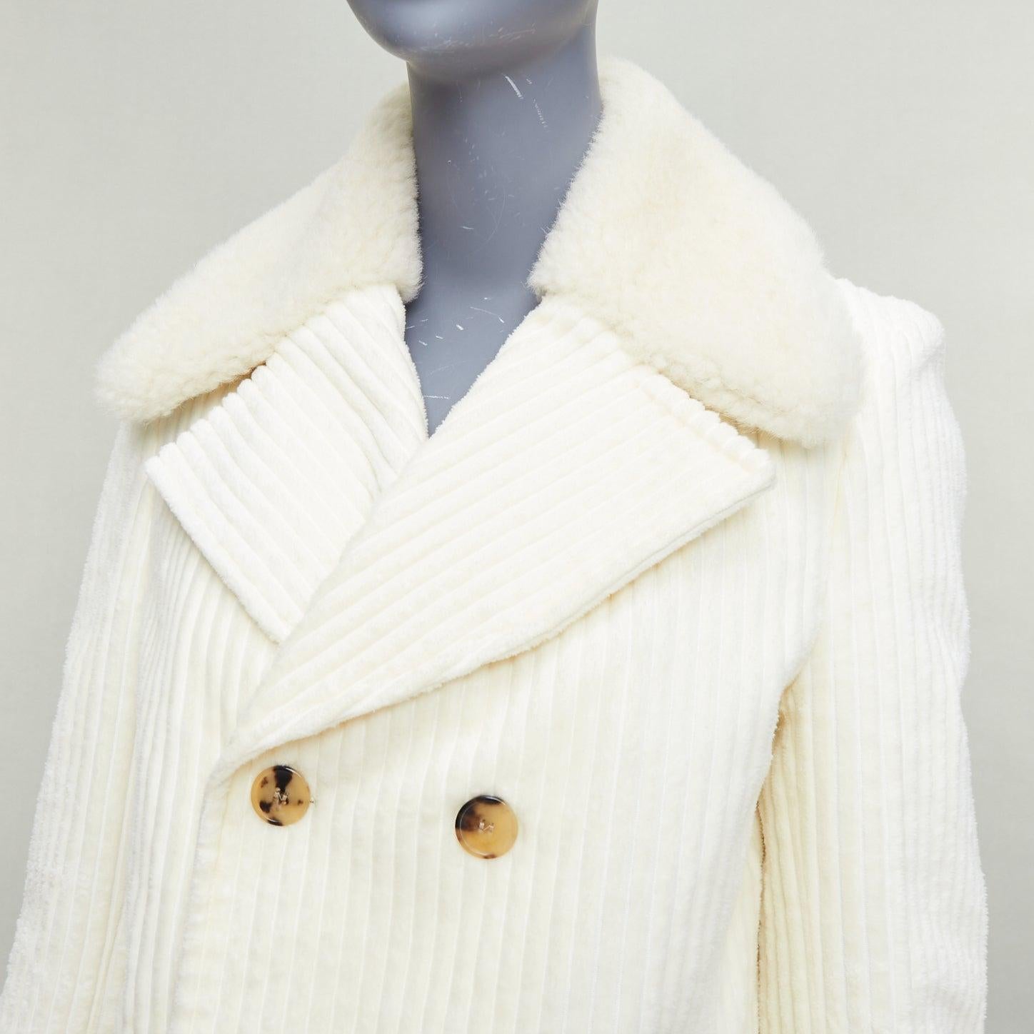 SAINT LAURENT 2021 cappotto in velluto a coste di cotone con collo in shearling FR38 M.
Riferimento: NILI/A00078
Marchio: Saint Laurent
Stilista: Anthony Vaccarello
Collezione: 2021
Materiale: Cotone, pelliccia
Colore: crema
Modello: Tinta