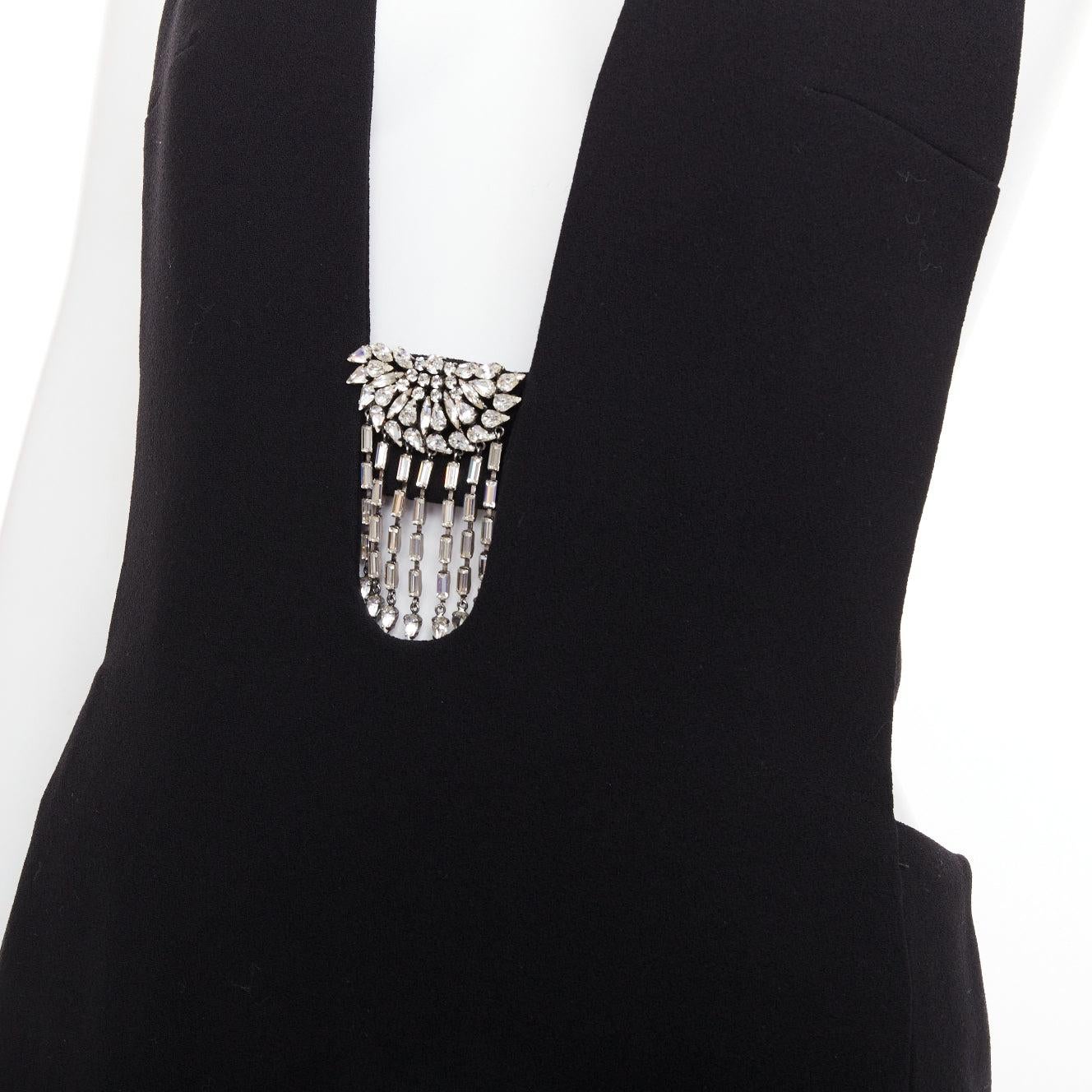 SAINT LAURENT 2022 Runway Kleid aus Wolle mit tiefem Ausschnitt und Kristallbrosche FR40 L (Schwarz) im Angebot