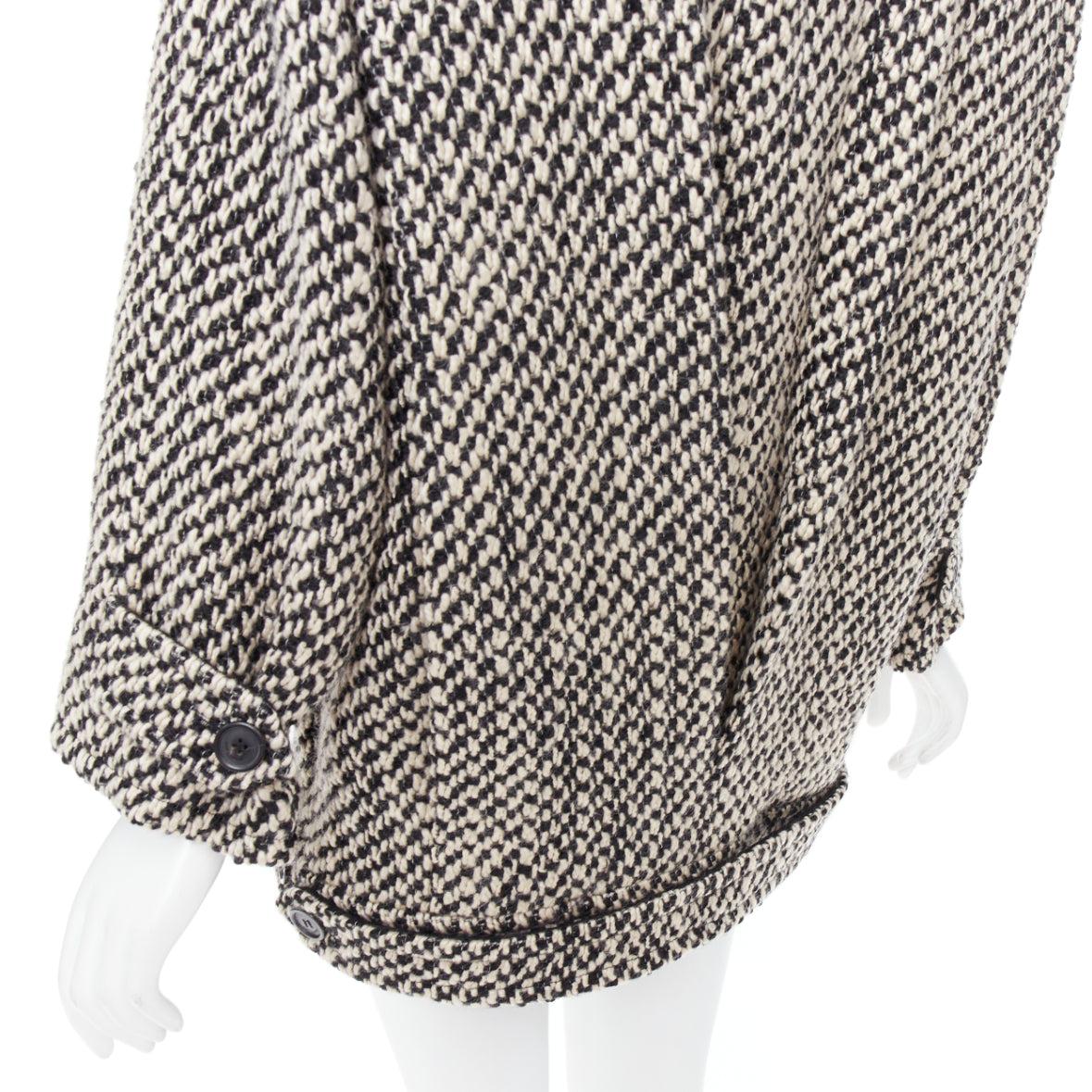 SAINT LAURENT 2022 Cappotto oversize in tweed bouclè grigio FR42 XL
Riferimento: TGAS/E00636
Marchio: Saint Laurent
Stilista: Anthony Vaccarello
Collezione: 2022 - Pista
Materiale: Lana
Colore: Nero, Beige
Modello: Tweed
Chiusura: bottone
Fodera: