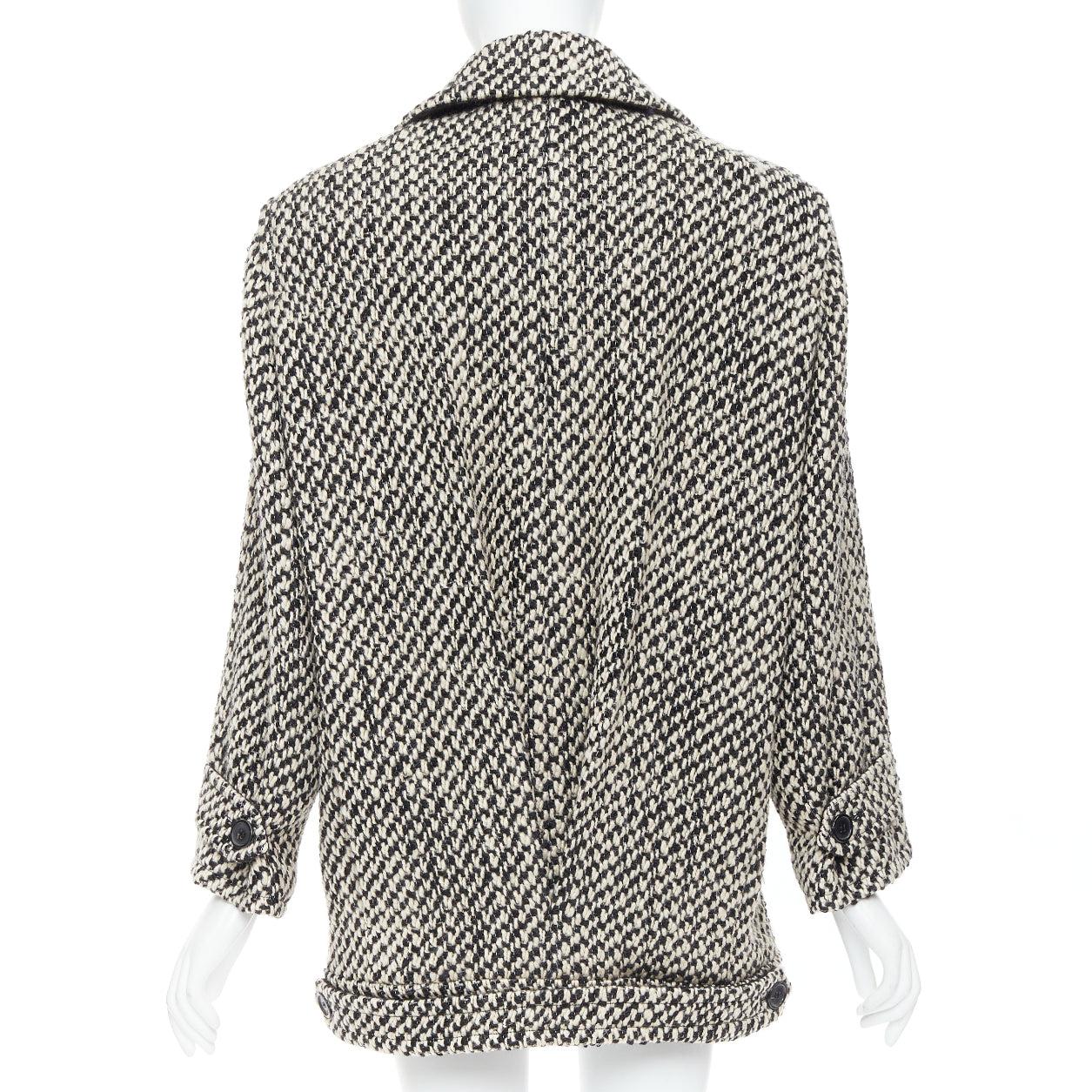SAINT LAURENT 2022 Cappotto oversize in tweed bouclè con spalla in tinta unita FR42 XL in vendita 1