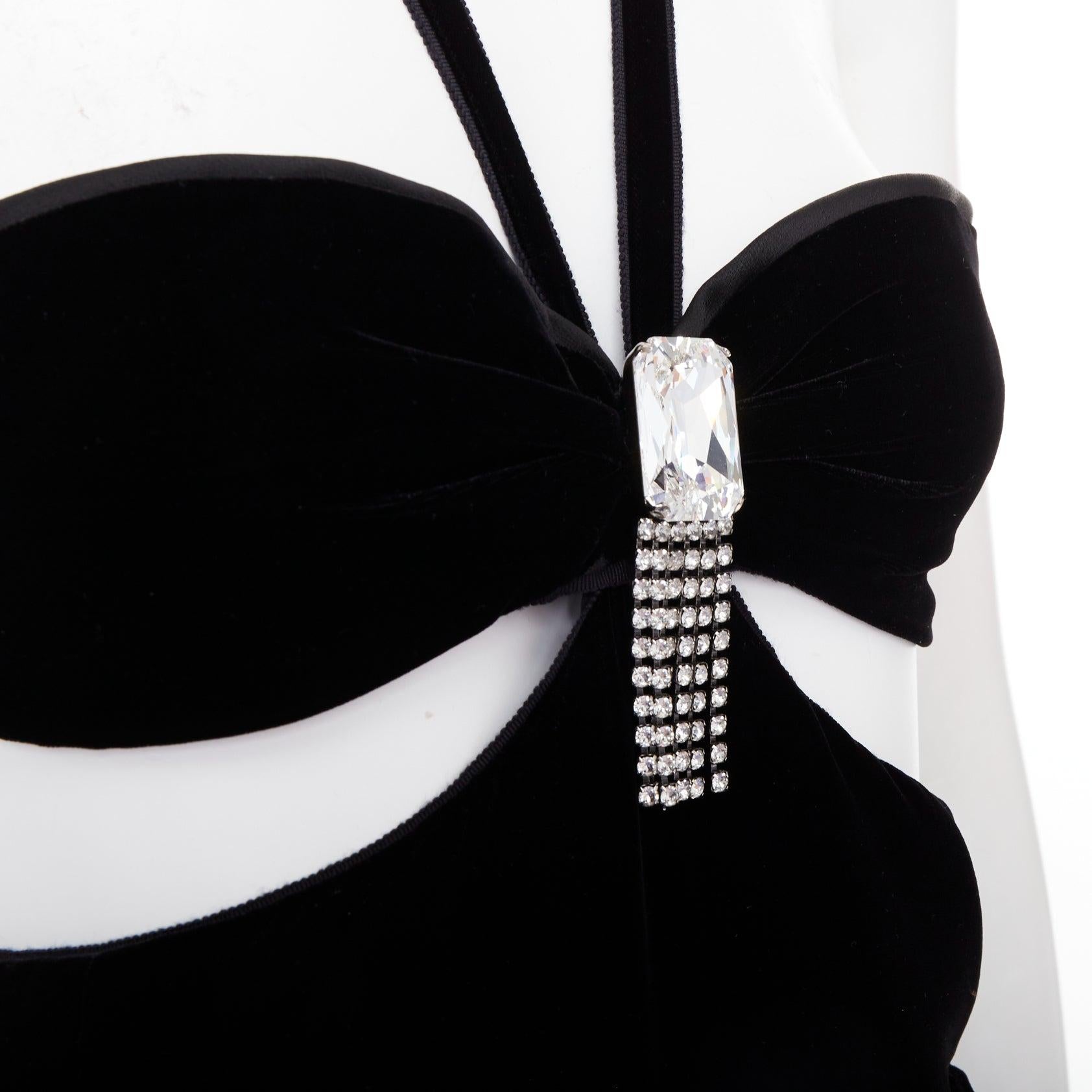 SAINT LAURENT 2022 Runway noir velours cristal broche découpe grenouillère playsuit FR36 S
Référence : TGAS/F00477
Marque : Saint Laurent
Designer : Anthony Vaccarello
Collectional : Pré-automne 2022 - Défilé
Vu sur : Marina Ruy Barbosa
MATERIAL :