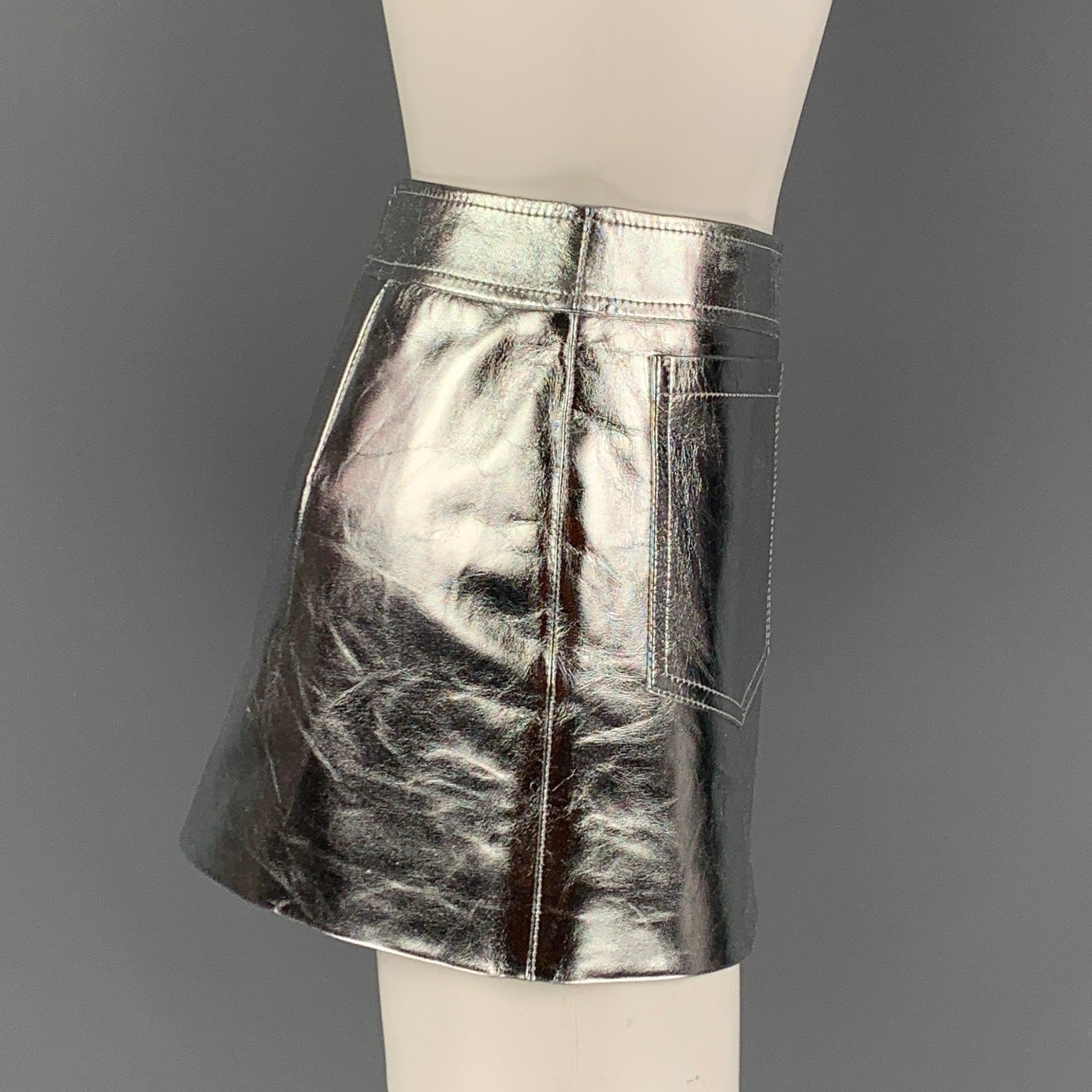 SAINT LAURENT 2022 mini skirt in a metallic silver grained leather featuring a high waist, two front patch pockets, silver tone hardware, and a exposed front zipper closure.
New With Tags. 

Marked:   F 36 

Measurements: 
  Waist: 29 inches  Hip: