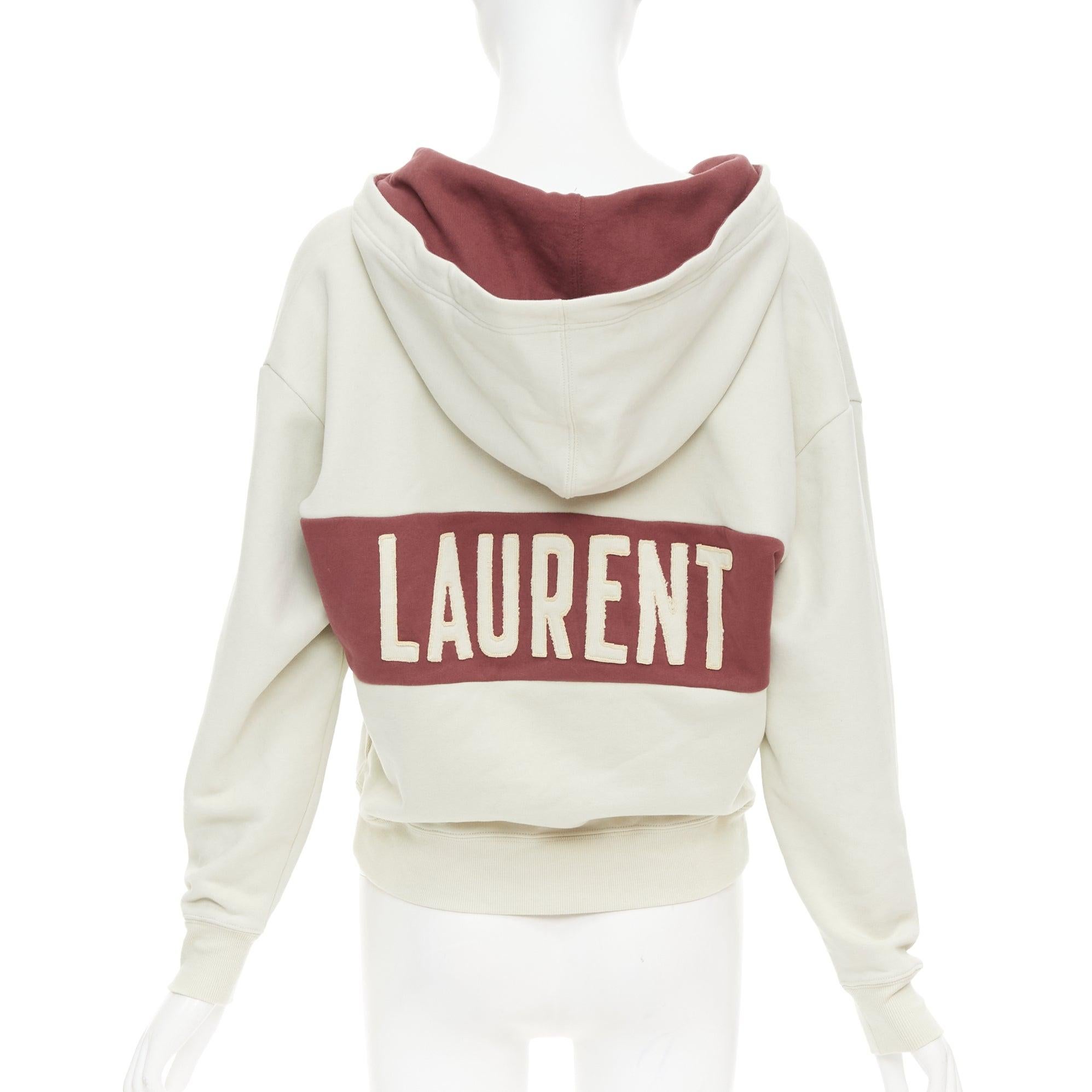 SAINT LAURENT 2022 taupe red logo applique drawstring crop hoodie XS
Reference: AAWC/A01538
Brand: Saint Laurent
Designer: Anthony Vaccarello
Collection: SS 2022
Material: Cotton
Color: Taupe, Red
Pattern: Solid
Closure: Pullover
Extra Details: