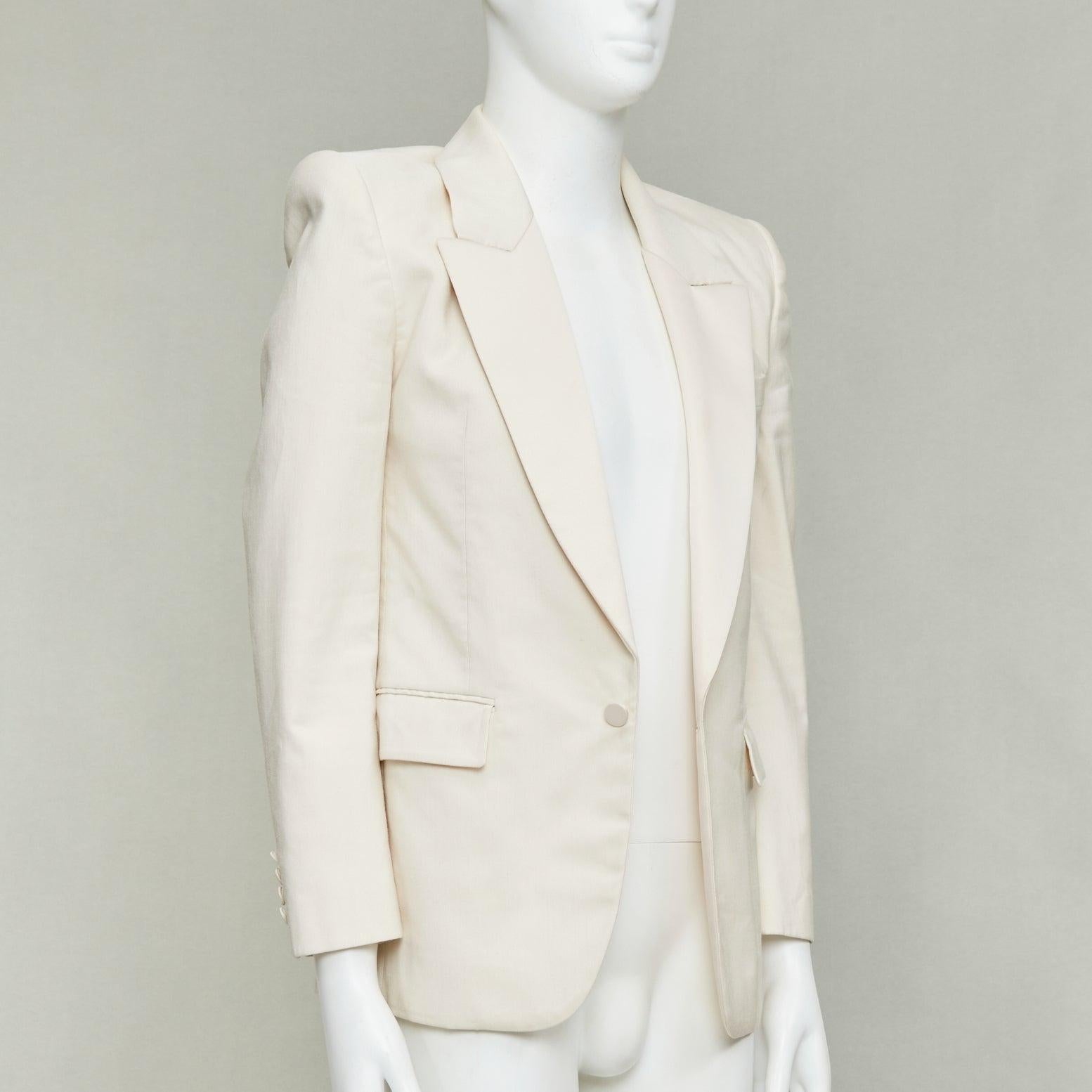 SAINT LAURENT 2023 blazer de esmoquin con solapa de satén en mezcla de seda crema multi IT44 XS
Referencia: JACG/A00314
Marca: Saint Laurent
Diseñador: Anthony Vaccarello
Colección: 2023
Material: Seda
Color: crema
Patrón: Sólido
Cierre: