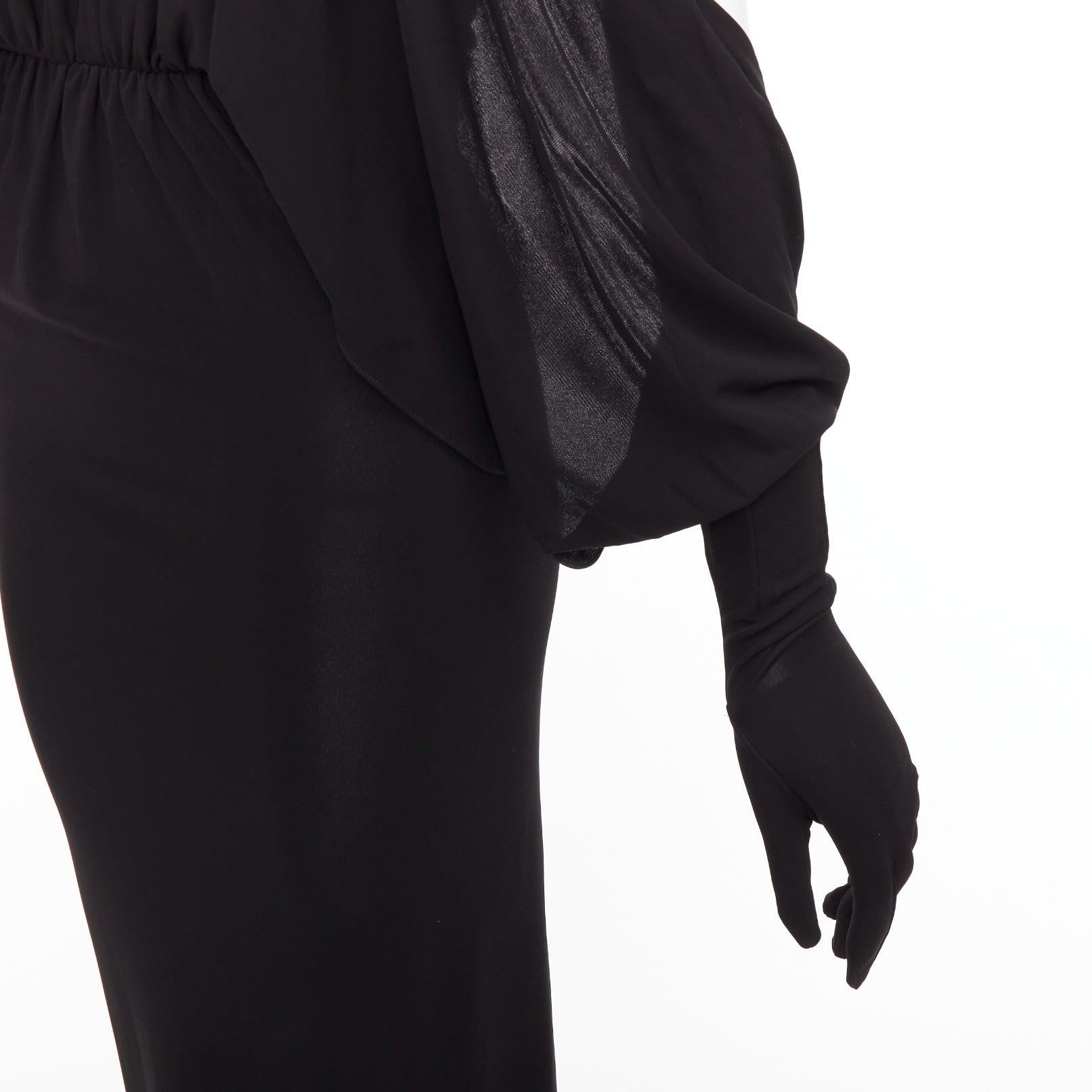 SAINT LAURENT 2023 Runway noir robe à gants en forme de cœur câblé FR36 S
Référence : TGAS/F00480
Marque : Saint Laurent
Designer : Anthony Vaccarello
Modèle : Rosie Huntington-Whiteley, v
Collectional : Pré-automne 2023 - Défilé
Matériau :