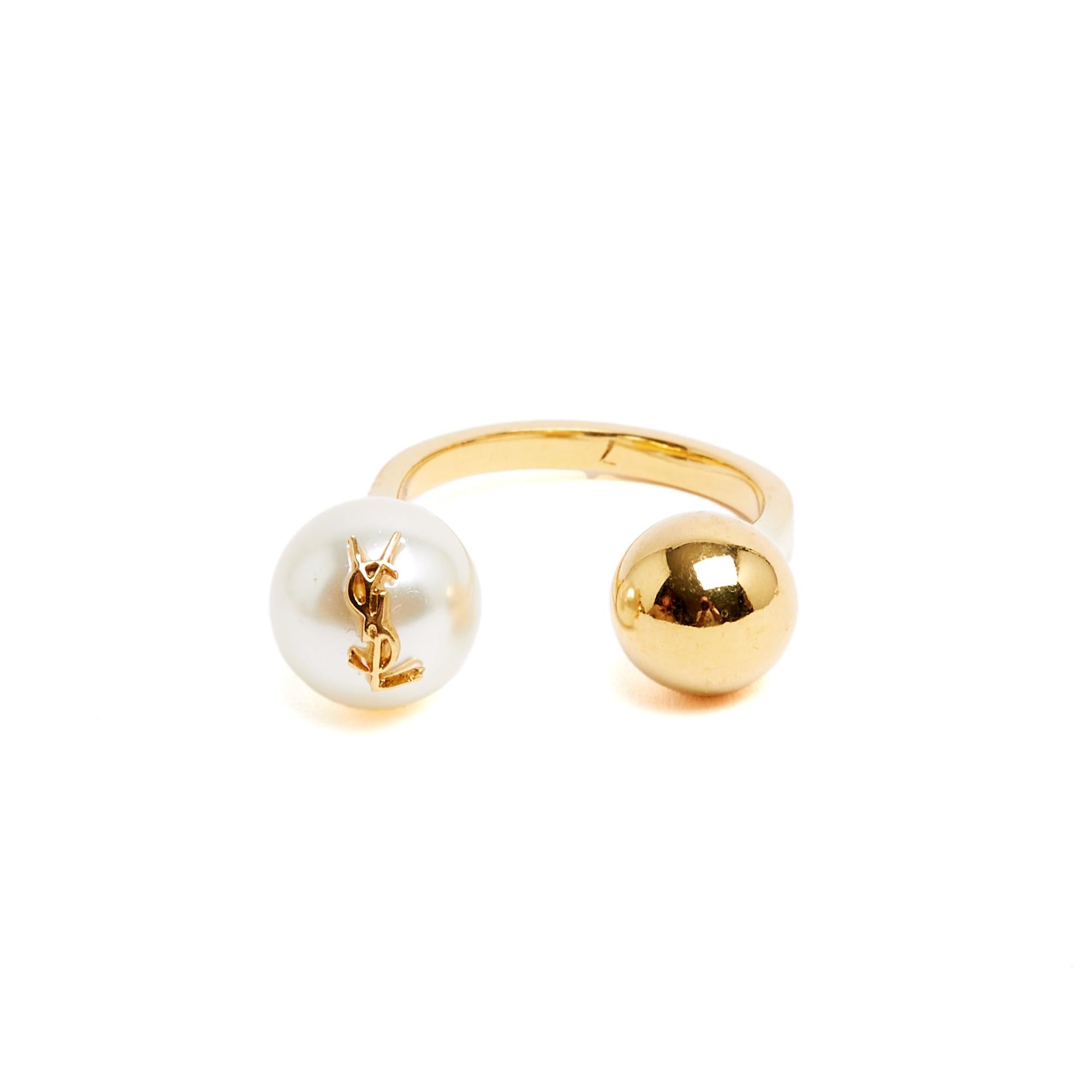 Saint Laurent Cassandre 2024 (und 2025) Set aus vergoldetem Metall, bestehend aus einem Paar Ohrstecker mit Perlen und dem YSL- oder Cassandre-Logo aus vergoldetem Metall sowie einem offenen Ring mit demselben Motiv und einer runden vergoldeten