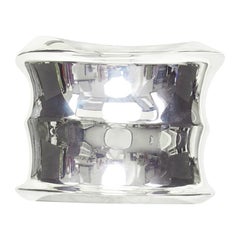 Bracciale a fascia larga con specchio e bambù sovrapposto della collezione SAINT LAURENT 2024 Runway