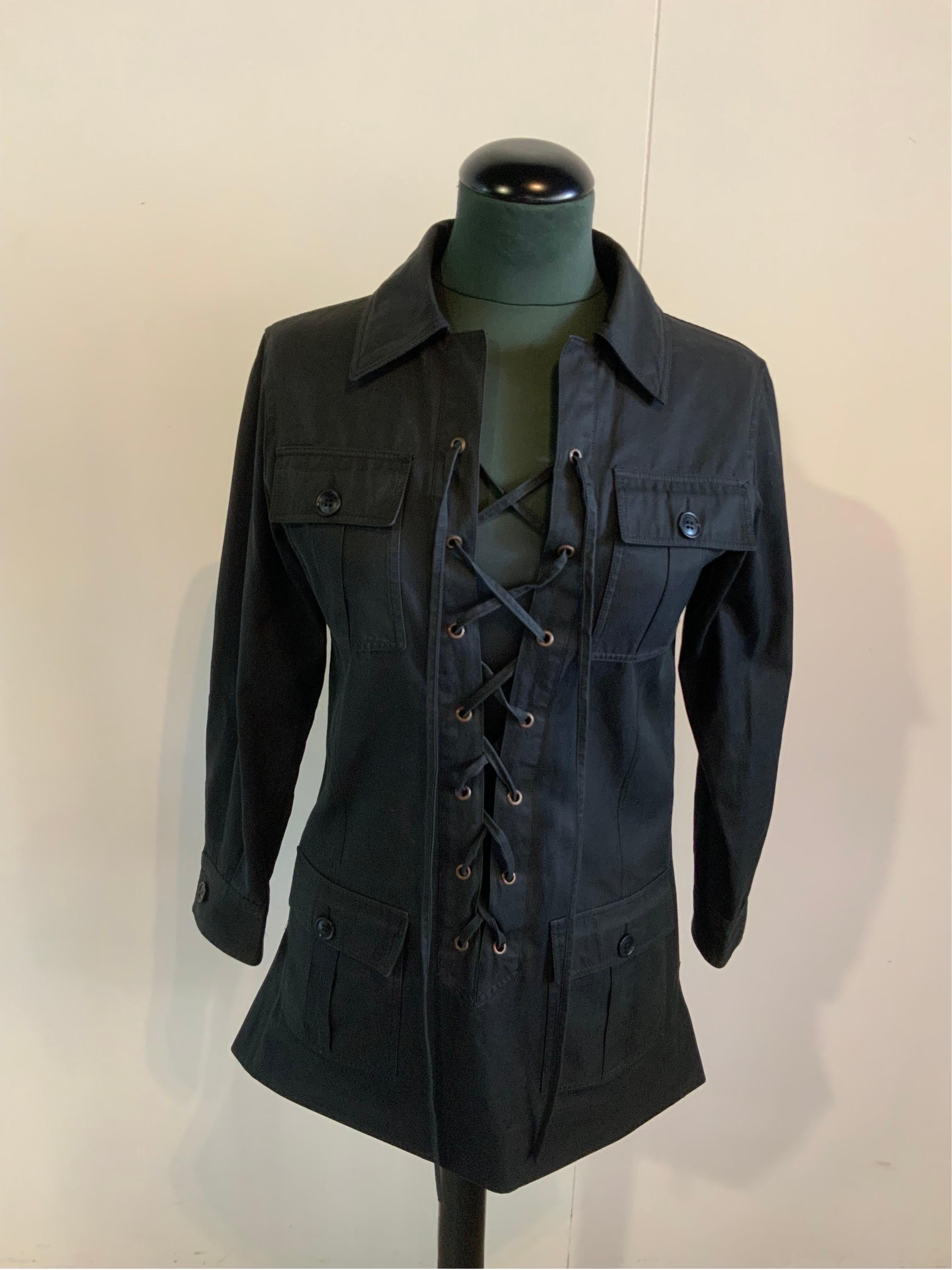 Yves Saint Laurent Saharan Safari Jacket.
Iconic 70s vintage piece.
Composition and size label are missing.
We think it's cotton. Dark anthracite colour.
It fits an S.
Shoulders 42 cm
Bust 44 cm
Length 78 cm
Sleeve 56 cm
In good general condition,