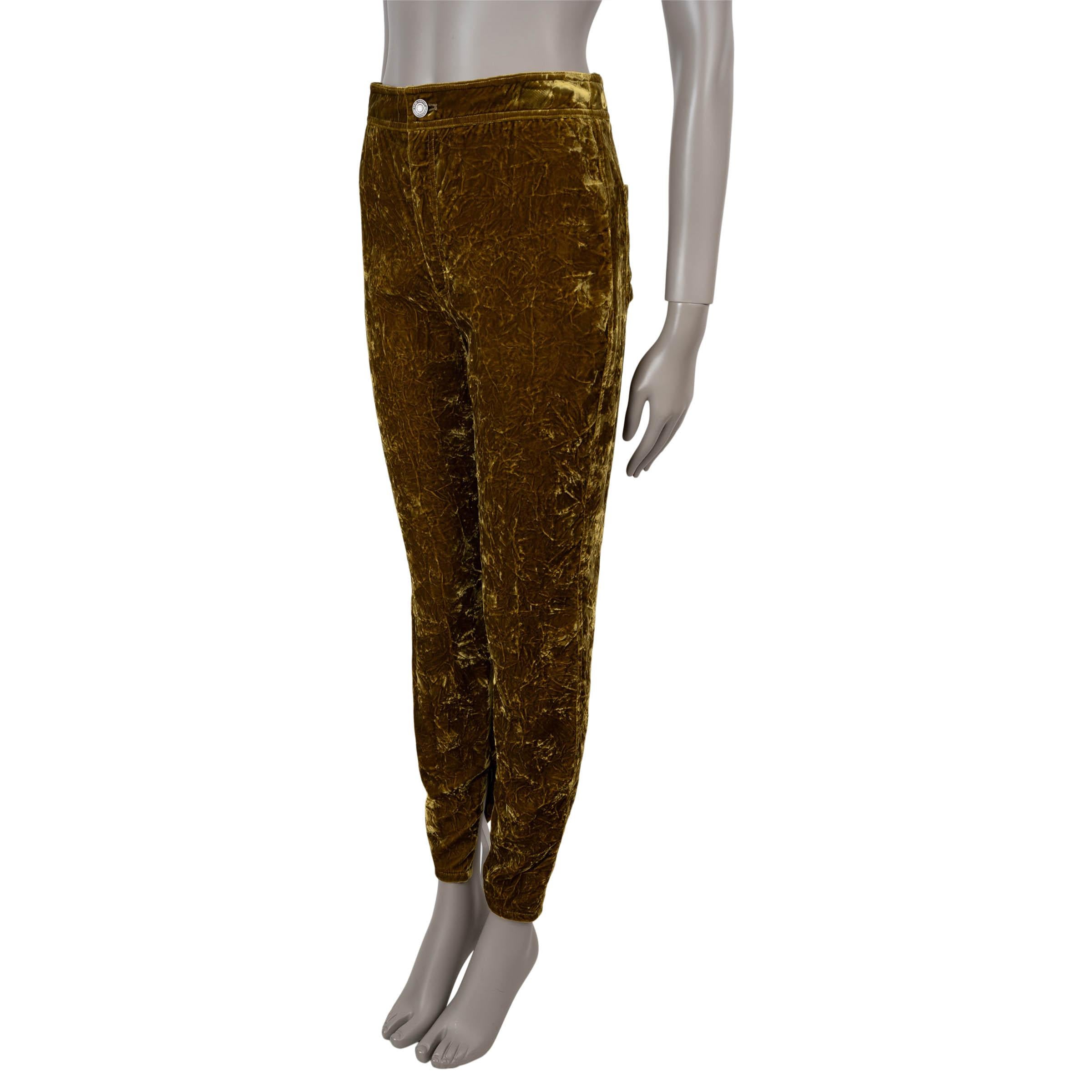 Questi pantaloni Saint Laurent 100% autentici in velluto schiacciato color Assenzio (giallo chartreuse) sono un'audace espressione del glamour elegante della maison. Realizzati in un lussuoso mix di viscosa (65%) e cupro (35%), presentano una