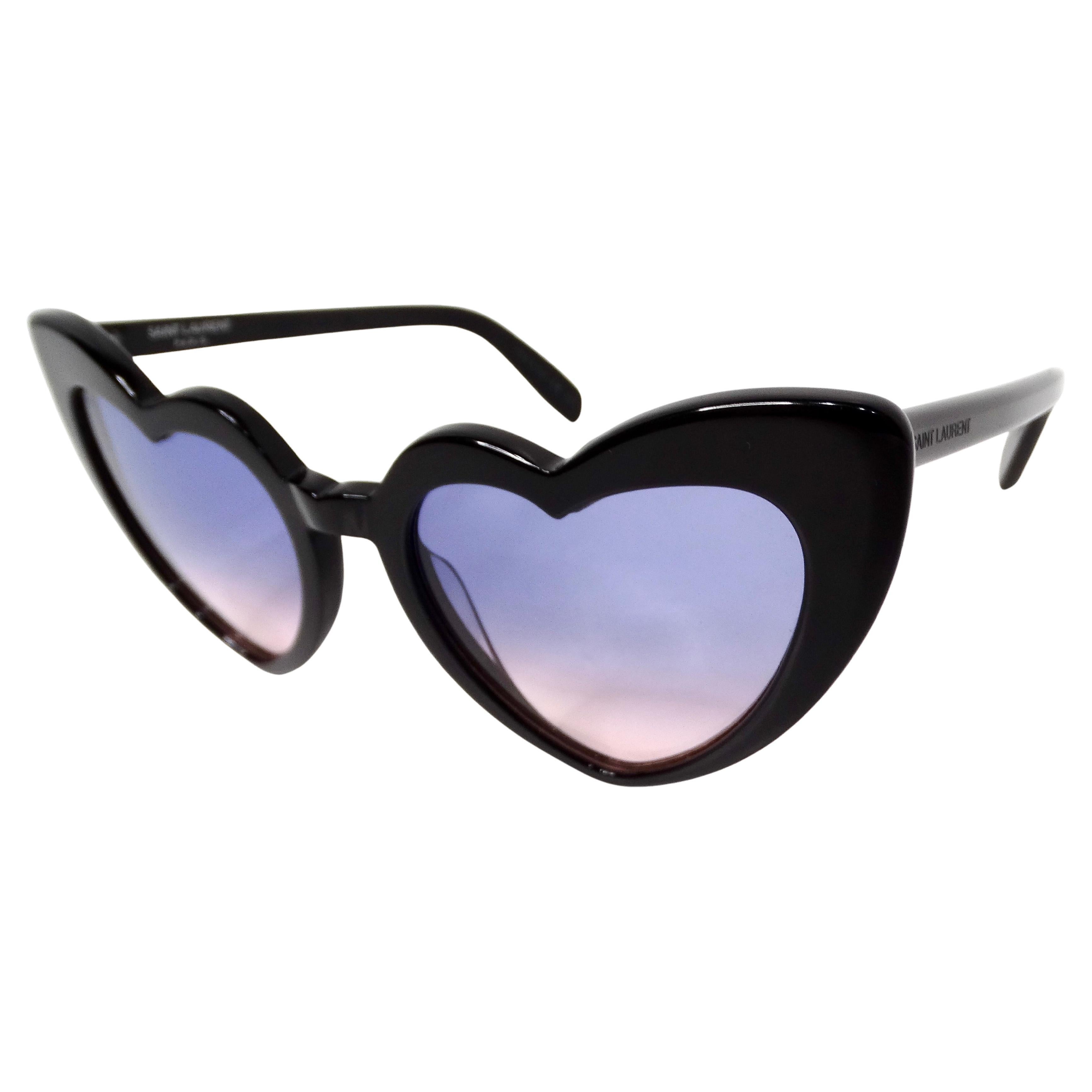 Les lunettes de soleil Saint Laurent en acétate Ombre Heart Frame sont un accessoire étonnant qui respire la sophistication et l'élégance contemporaine. Dotées d'une monture noire en forme de cœur fabriquée en acétate de haute qualité, ces lunettes