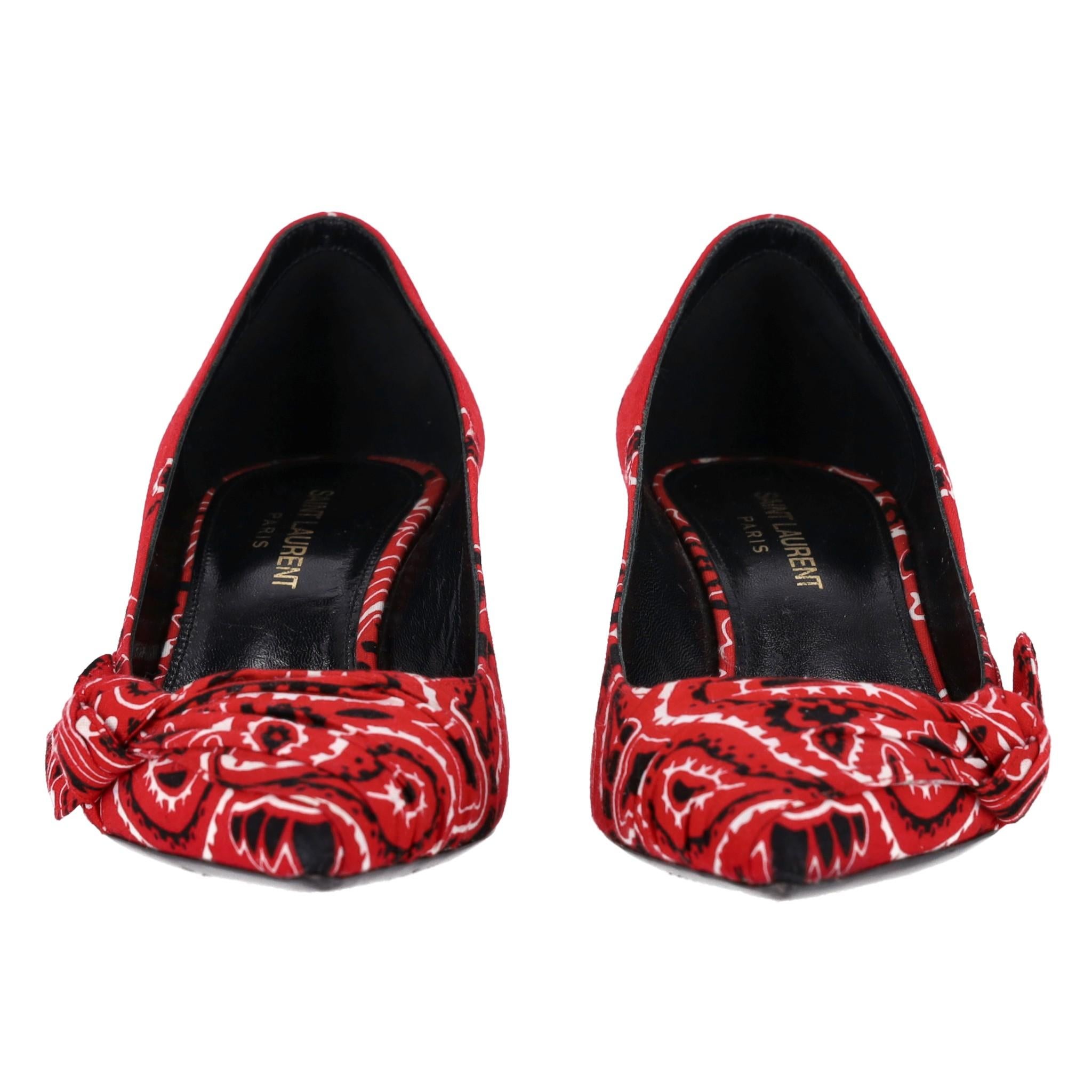 Saint Laurent Bandana Charlotte Kitten Heels

Red heels designed with all-over bandana print and bow embellishment to the side.

Featuring a pointed toe, kitten heel and leather lining. Rrp Approx. £650

Size – 37

Condition – Very Good (Minor signs
