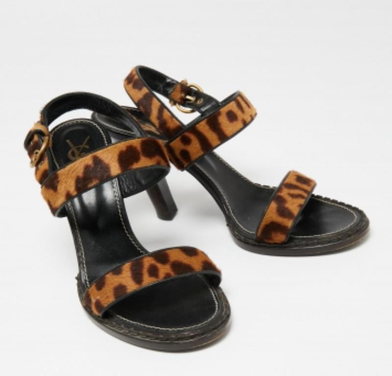 The leopard print of these Saint Laurent sandals adds to their appeal. Constructed from calf hair, they are characterized by an ankle buckle closure, a strap on the vamps, and 11cm heels.