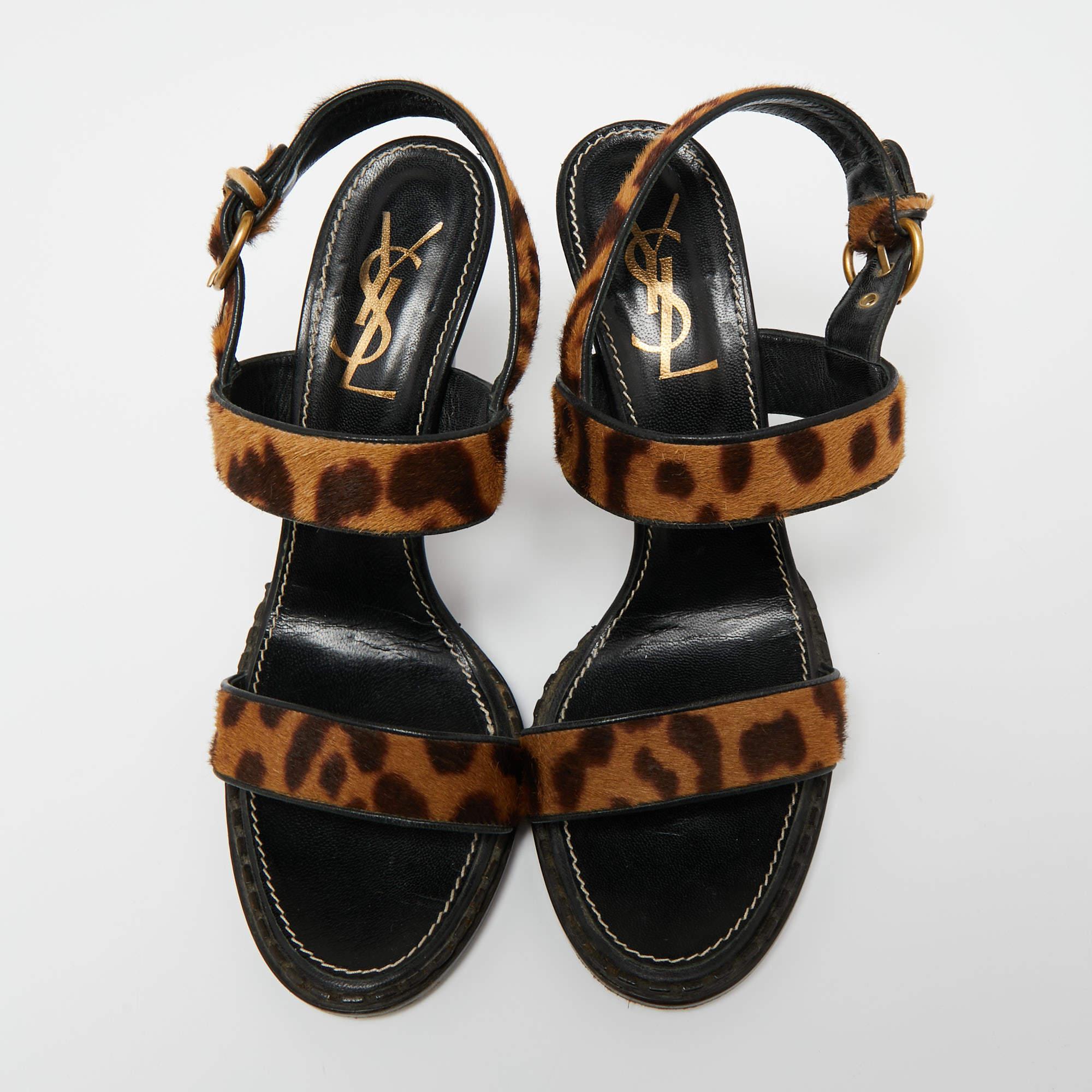 The leopard print of these Saint Laurent sandals adds to their appeal. Constructed from calf hair, they are characterized by an ankle buckle closure, a strap on the vamps, and 11cm heels.

