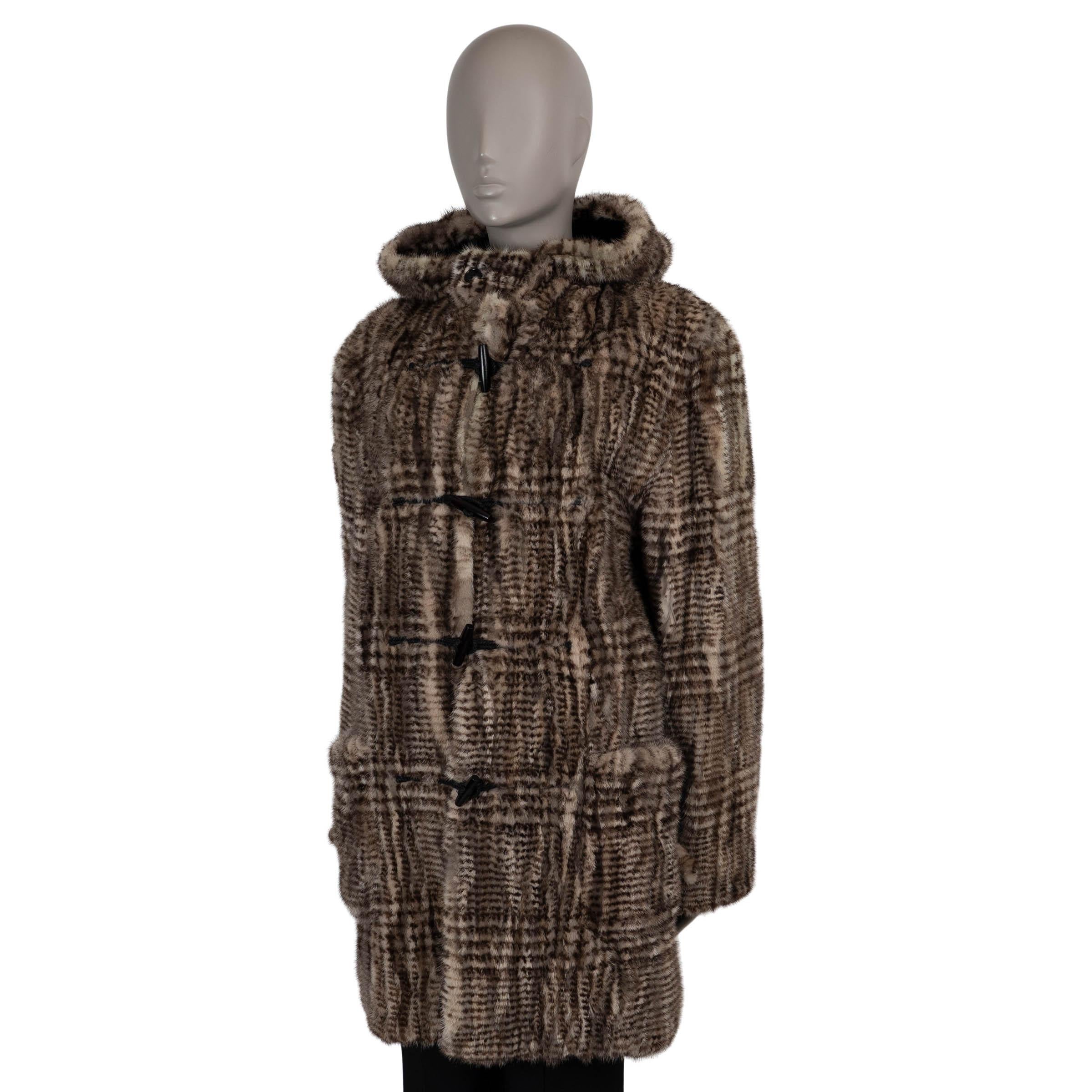 Este abrigo de lana 100% auténtico Saint Laurent está confeccionado en piel de visón con estampado de cuadros escoceses en beige y marrón oscuro para un acabado lujoso y llamativo. Diseñado con una silueta relajada, cuenta con una capucha para mayor