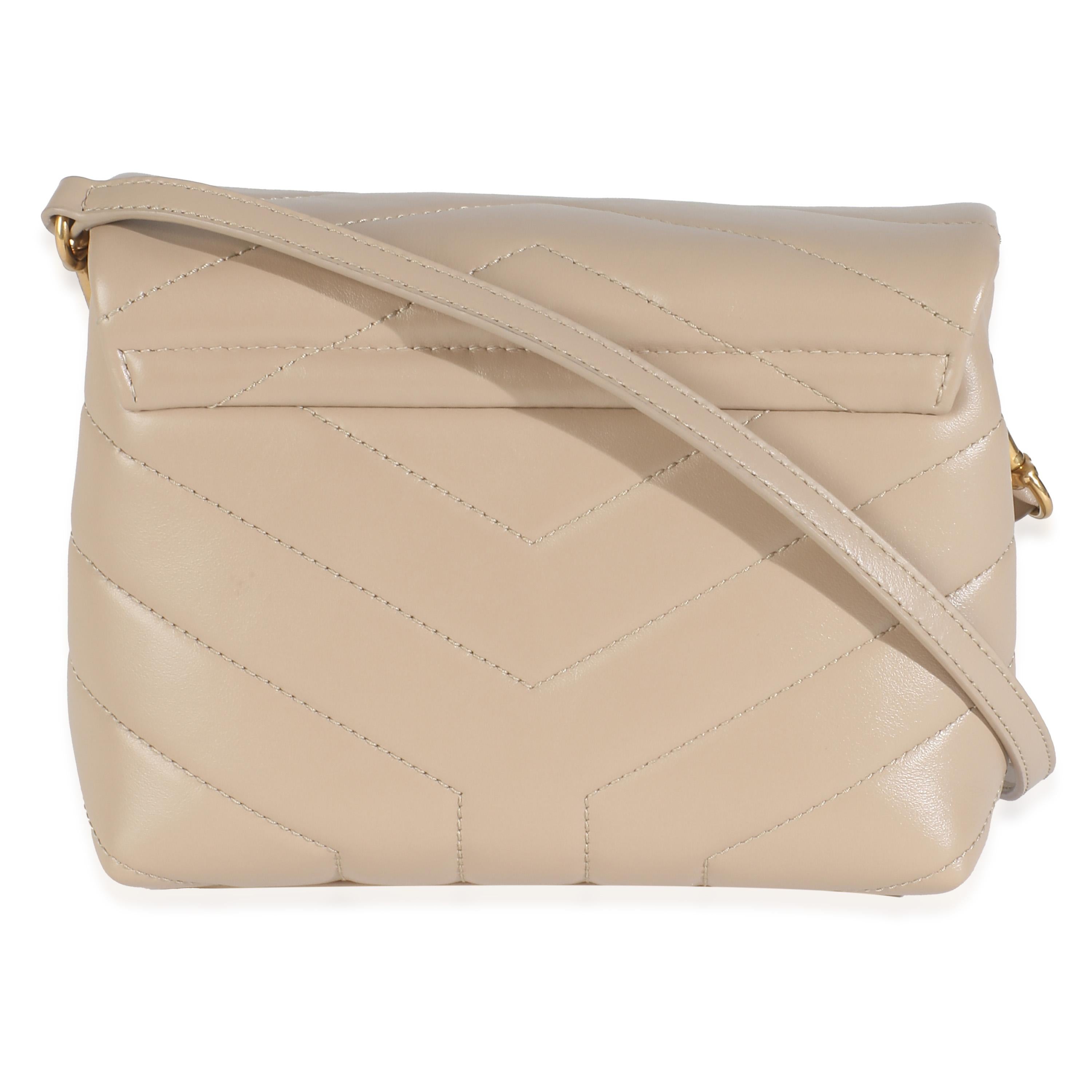 Titolo dell'elenco: Saint Laurent Toy Loulou in pelle di vitello beige
SKU: 146308
MSRP: 1800.00 USD
Condizioni: Usato 
Descrizione delle condizioni: Chiamata così in onore di Loulou de la Falaise, la borsa Loulou di Saint Laurent è un'ode a una