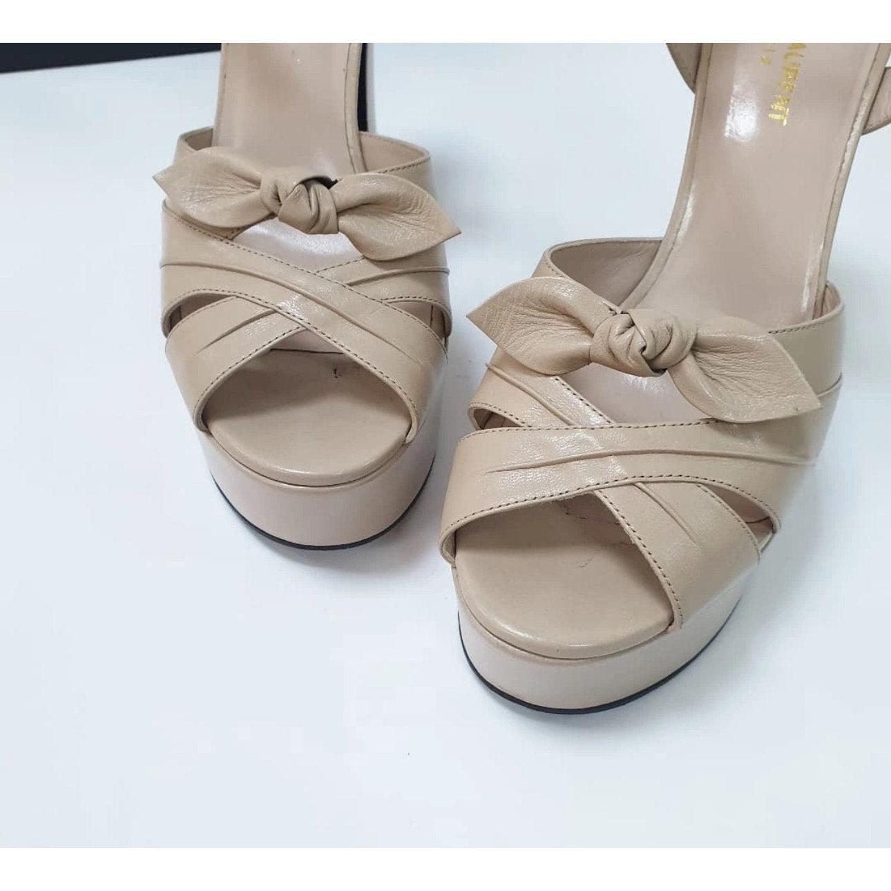 Saint Laurent Beige Leder Candy Bow Plateausandalen  Nr. 40 im Zustand „Hervorragend“ im Angebot in Krakow, PL
