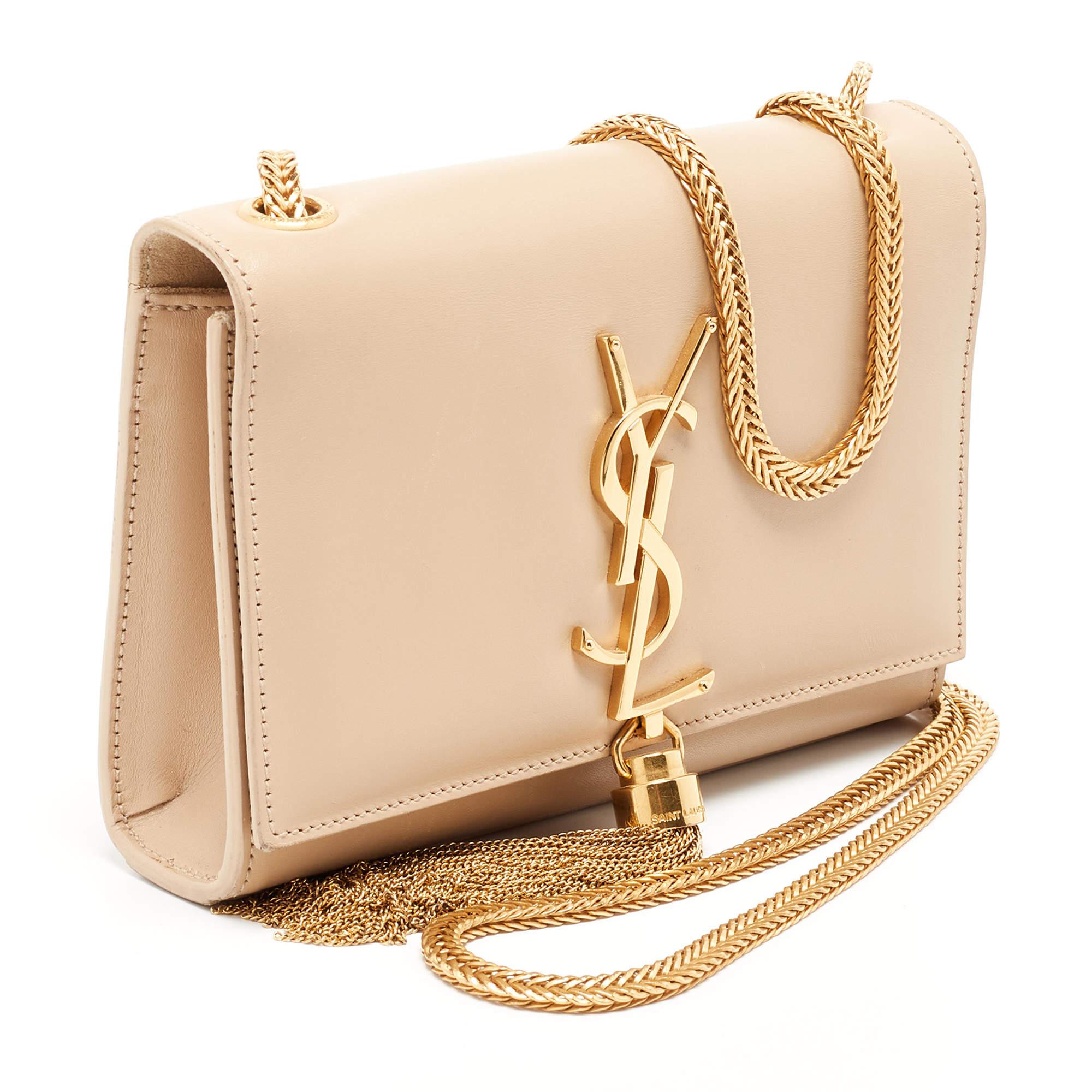 A charming companion for your next evening party, this Saint Laurent Kate bag is a well-crafted design. It can be carried around easily with a chain link and gets a luxe update with the brand signature on the front. Created from beige leather, it is