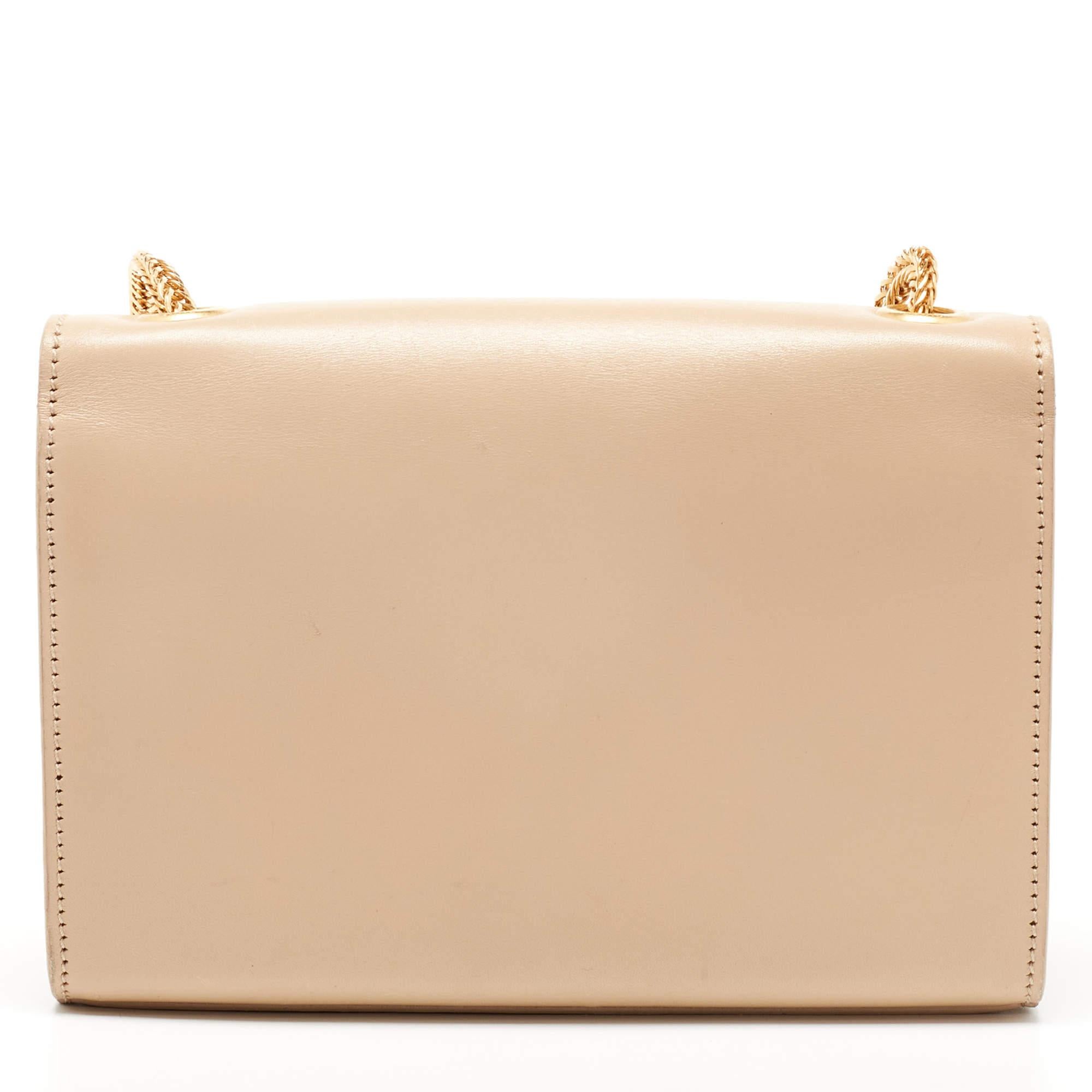 A charming companion for your next evening party, this Saint Laurent Kate bag is a well-crafted design. It can be carried around easily with a chain link and gets a luxe update with the brand signature on the front. Created from beige leather, it is