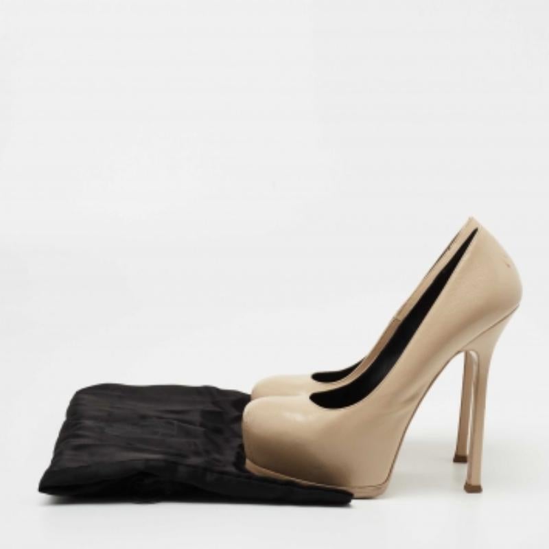 Ces escarpins galbés ajouteront un style immense à votre look. Fabriquées dans un matériau luxueux, elles sont dotées de semelles intérieures bien doublées qui offrent un confort infini.