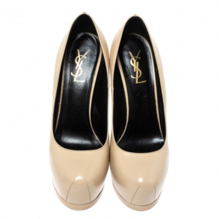 Fashionable and chic, these Tribtoo pumps from Saint Laurent will cut an alluring silhouette from day to night. Crafted from leather, the pumps have a beige shade, concealed platforms, and 11 CM heels.