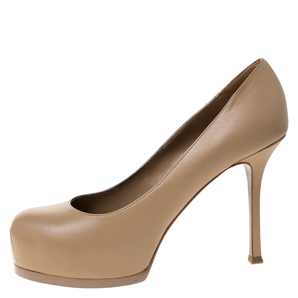 Fashionable and chic, these Tribtoo pumps from Saint Laurent will cut an alluring silhouette from day to night. Crafted from quality leather, the pumps have a beige shade, concealed platforms, and 11 cm heels. Grab these beauties