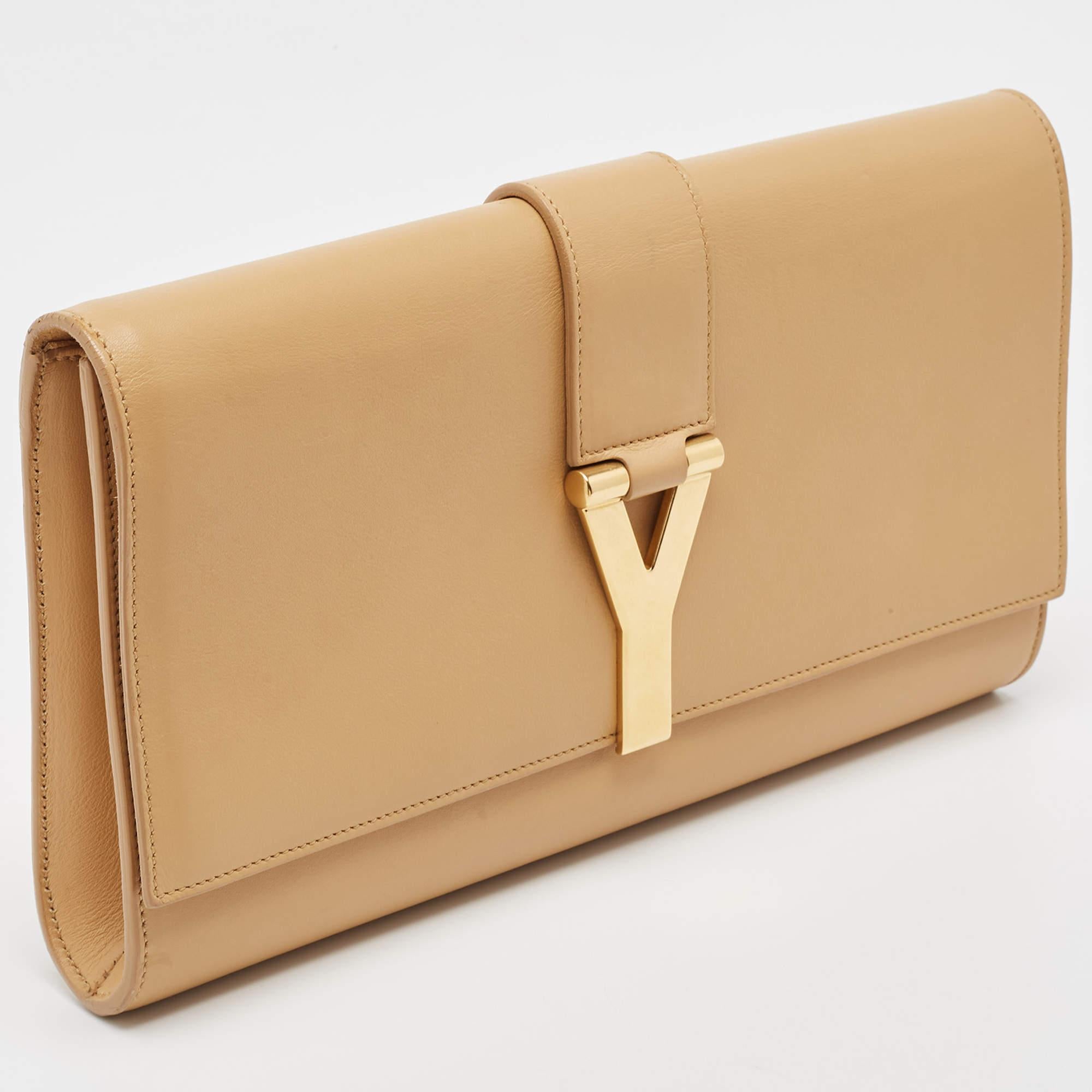 This Y-Ligne clutch from Saint Laurent Paris is one creation a fashionista like you must own. It has been wonderfully crafted from leather and it flaunts a beige shade. It also comes equipped with a front flap that opens to reveal a suede-lined