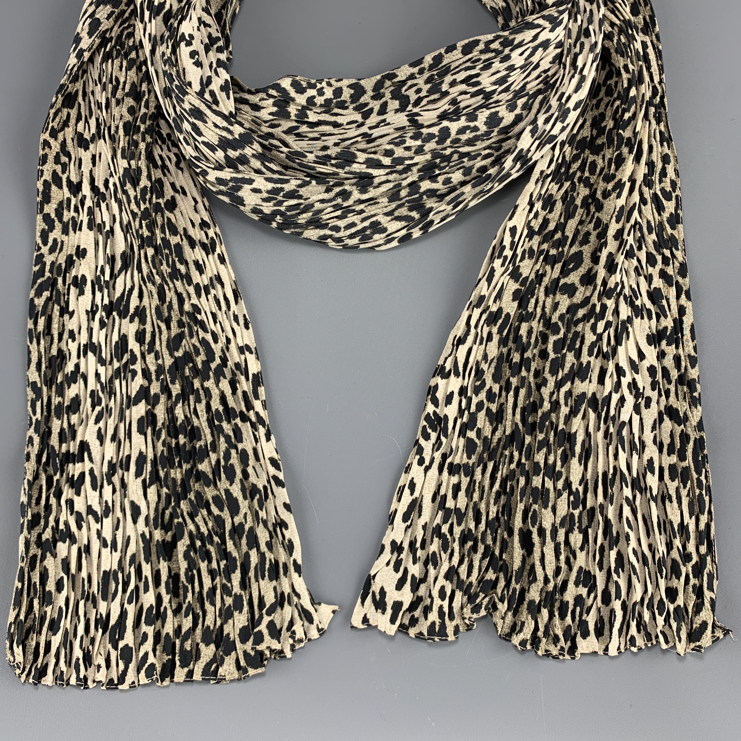 SAINT LAURENT scarf comes in beige leopard print silk with an all over pleated wrinkle texture. Made in Italy.

Excellent Pre-Owned Condition.

92 x 11 in.
