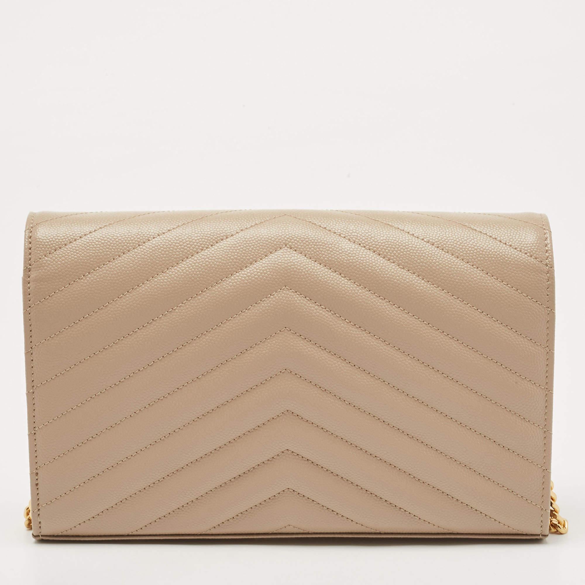 This Saint Laurent wallet on chain is conveniently designed for easy wear. It comes with a well-spaced interior for you to arrange your cards and cash neatly. This stylish piece is complete with a chain link.

Includes: Original Dustbag
