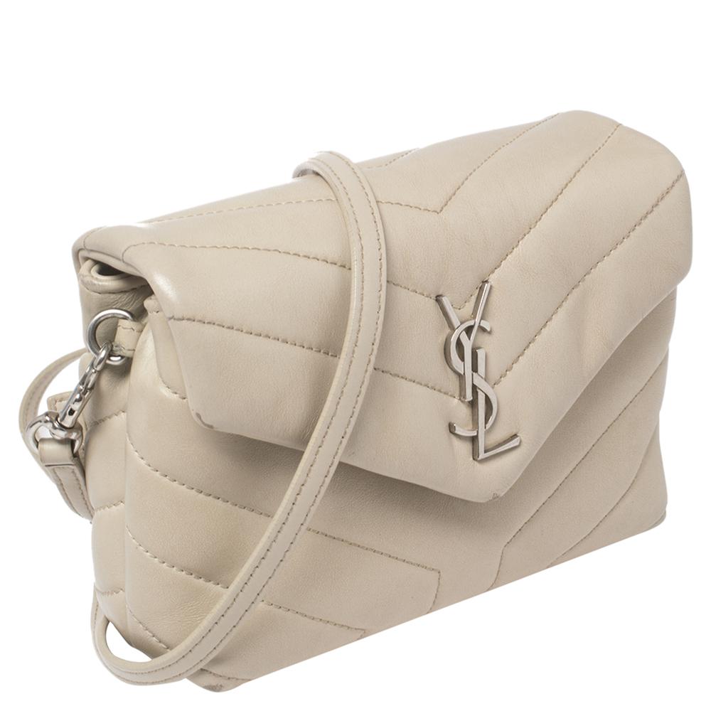 Saint Laurent Beige Matelassé Leder Loulou Crossbody Tasche im Zustand „Relativ gut“ in Dubai, Al Qouz 2