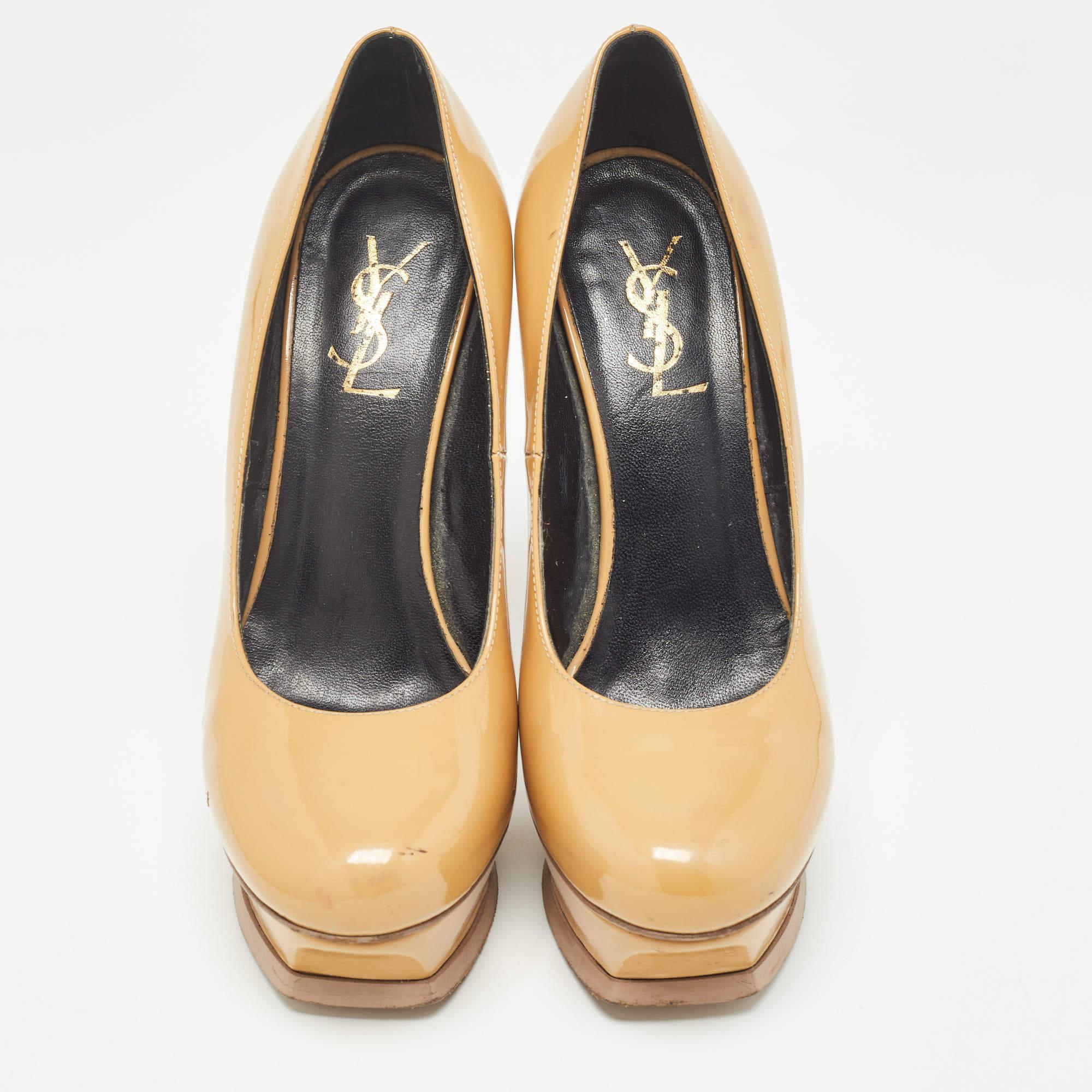 Beige Saint Laurent escarpins à plateforme Tribtoo en cuir verni beige, taille 38 en vente