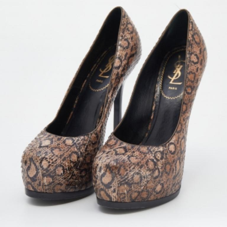 Exuding feminity and elegance, these Saint Laurent Tribtoo pumps feature a simple silhouette with an attractive design. You can wear these pumps for a statement look.