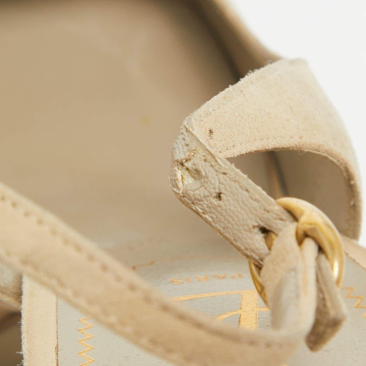 Saint Laurent escarpins Tribtoo en daim et cuir beige taille 38,5 Bon état - En vente à Dubai, Al Qouz 2