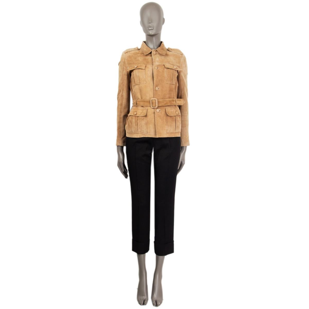 100% autentico Saint Laurent Giacca sahariana con cintura in pelle di capra scamosciata liscia beige (100%) e foderata in seta nera (100%). Si apre con 4 bottoni, ha 4 tasche con patta e spalline sulla spalla. È stato usurato e presenta una patina