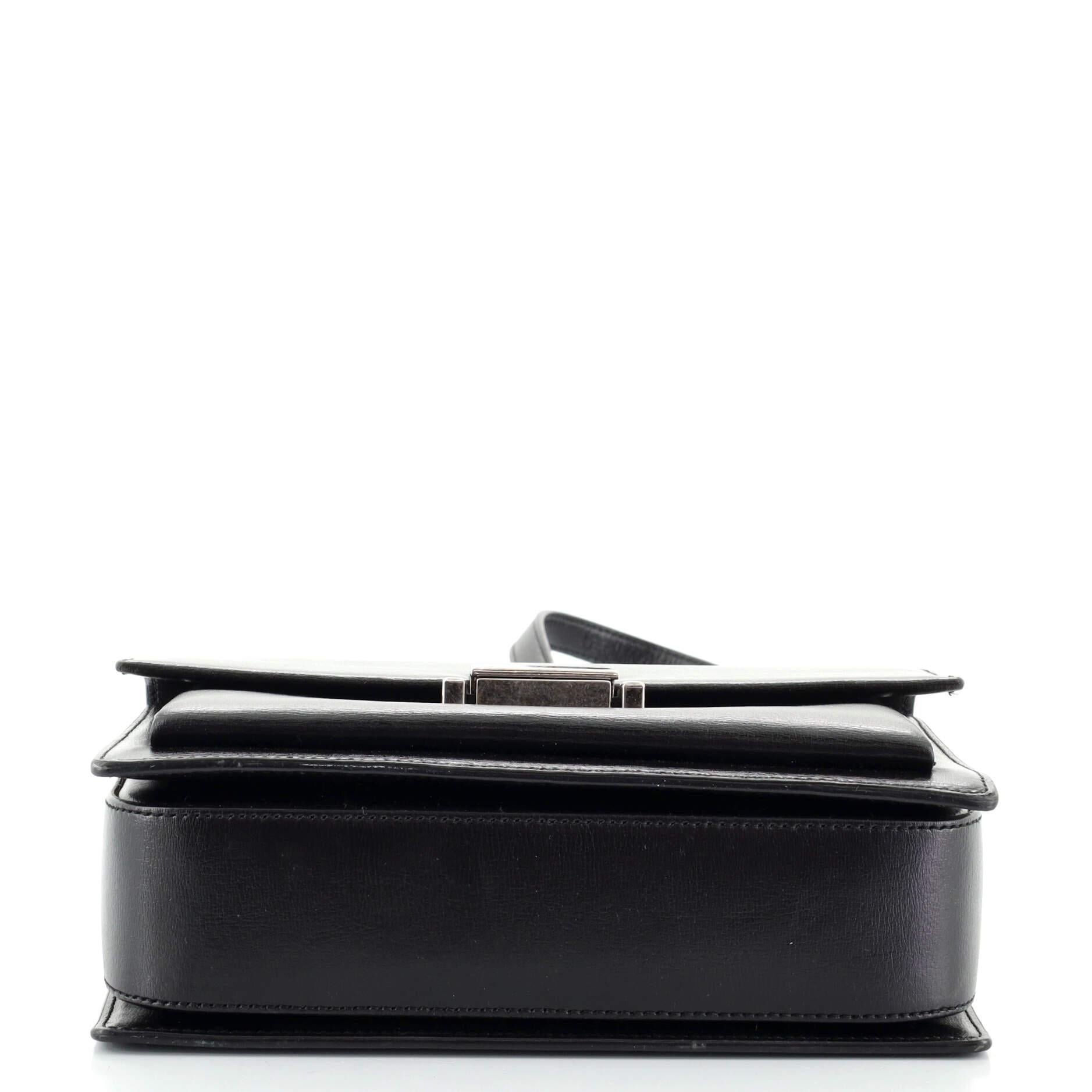 Saint Laurent Bellechasse Schultertasche aus Leder Medium im Zustand „Gut“ in NY, NY