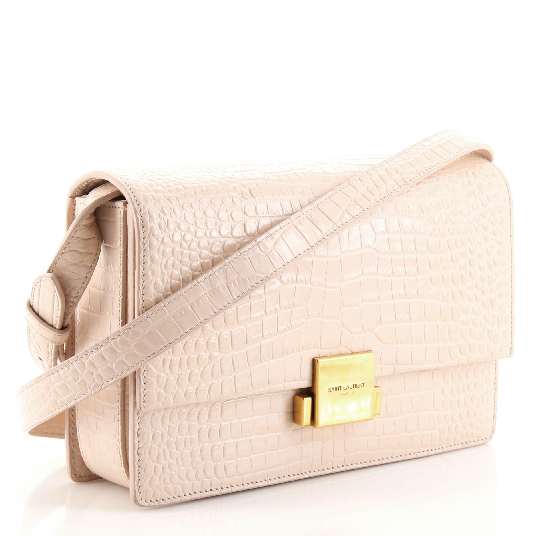 Zustand: Sehr gut. Minor wear and darkening on base and flap corners, small glue stains on side, creasing on strap. Cracking on strap base, side flap and opening wax edges, scratches on hardware.
Accessories: No Accessories
Measurements: Height 6
