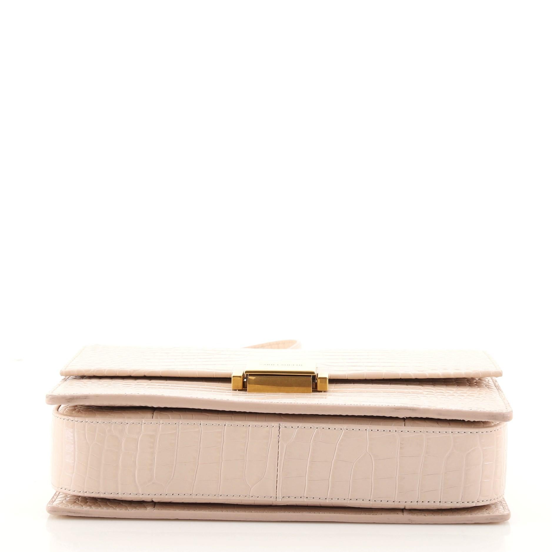 Saint Laurent Bellechasse Umhängetasche aus Leder mit Krokodilprägung Medium im Zustand „Gut“ in NY, NY