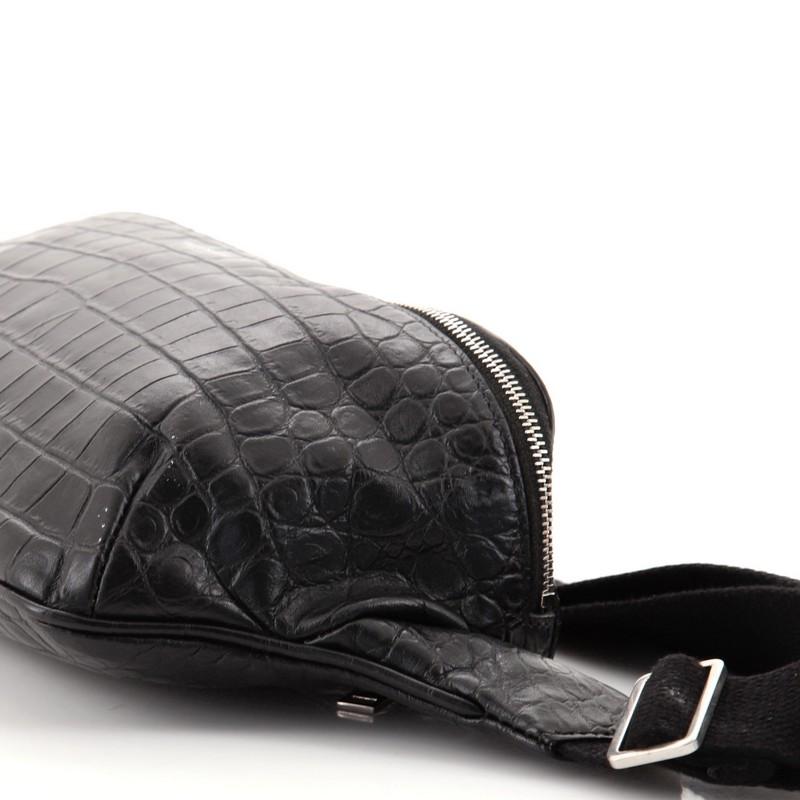 Saint Laurent Gürteltasche aus geprägtem Leder mit Krokodilleder (Schwarz)
