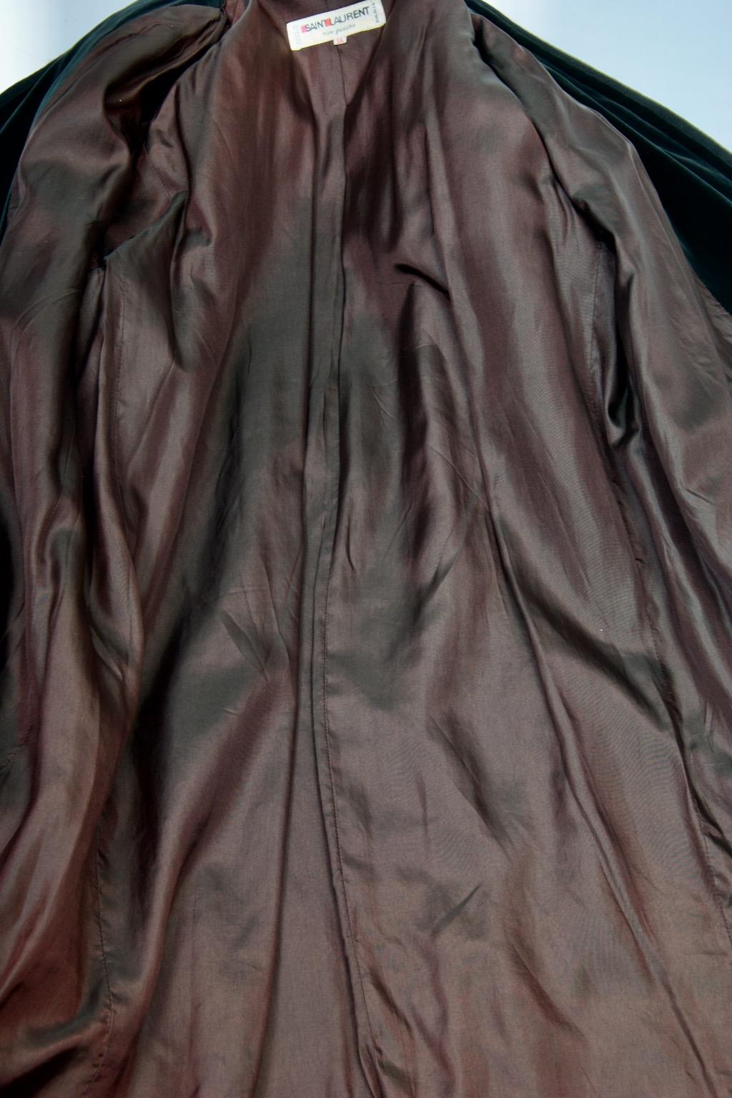 Saint Laurent Cappotto 3/4 nero con finiture in velluto in vendita 5
